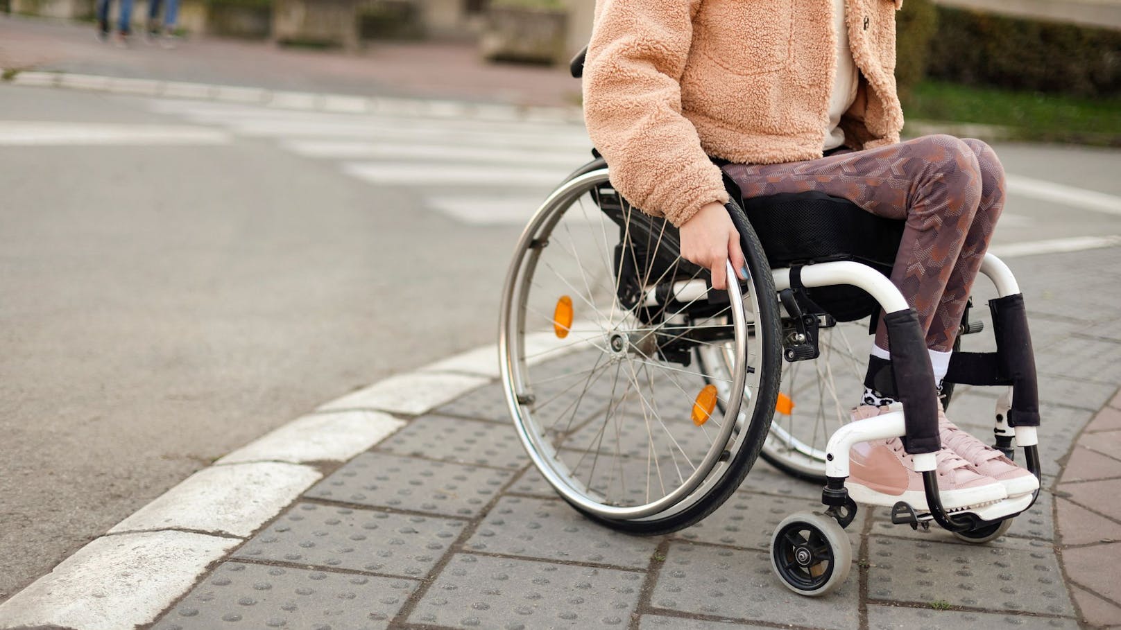 Pkw-Lenker fährt Rollstuhl-Mädchen auf Zebrastreifen um