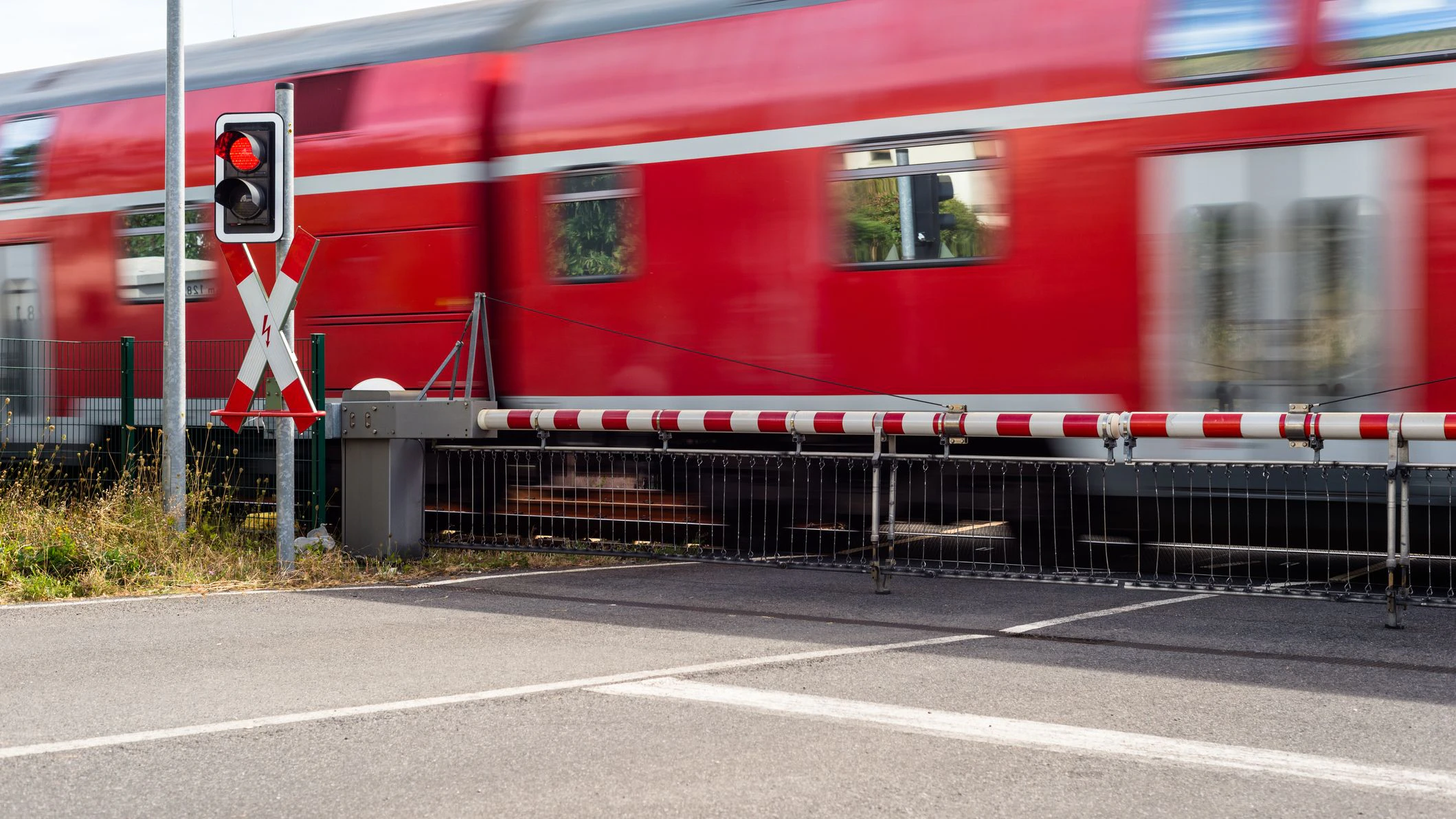 Heute.at - Schulbus auf Gleisen! Zug bremst in letzter Sekunde