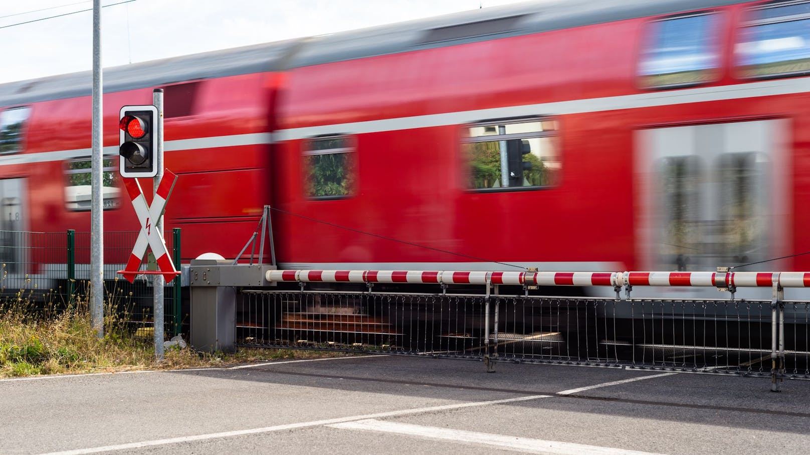 Pensionist auf Bahnübergang von Zug erfasst und getötet