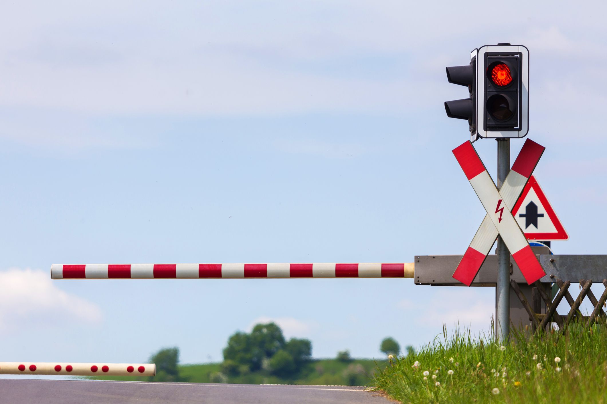 Der Unfall ereignete sich an einem beschrankten Bahnübergang.&nbsp; (Symbolbild).