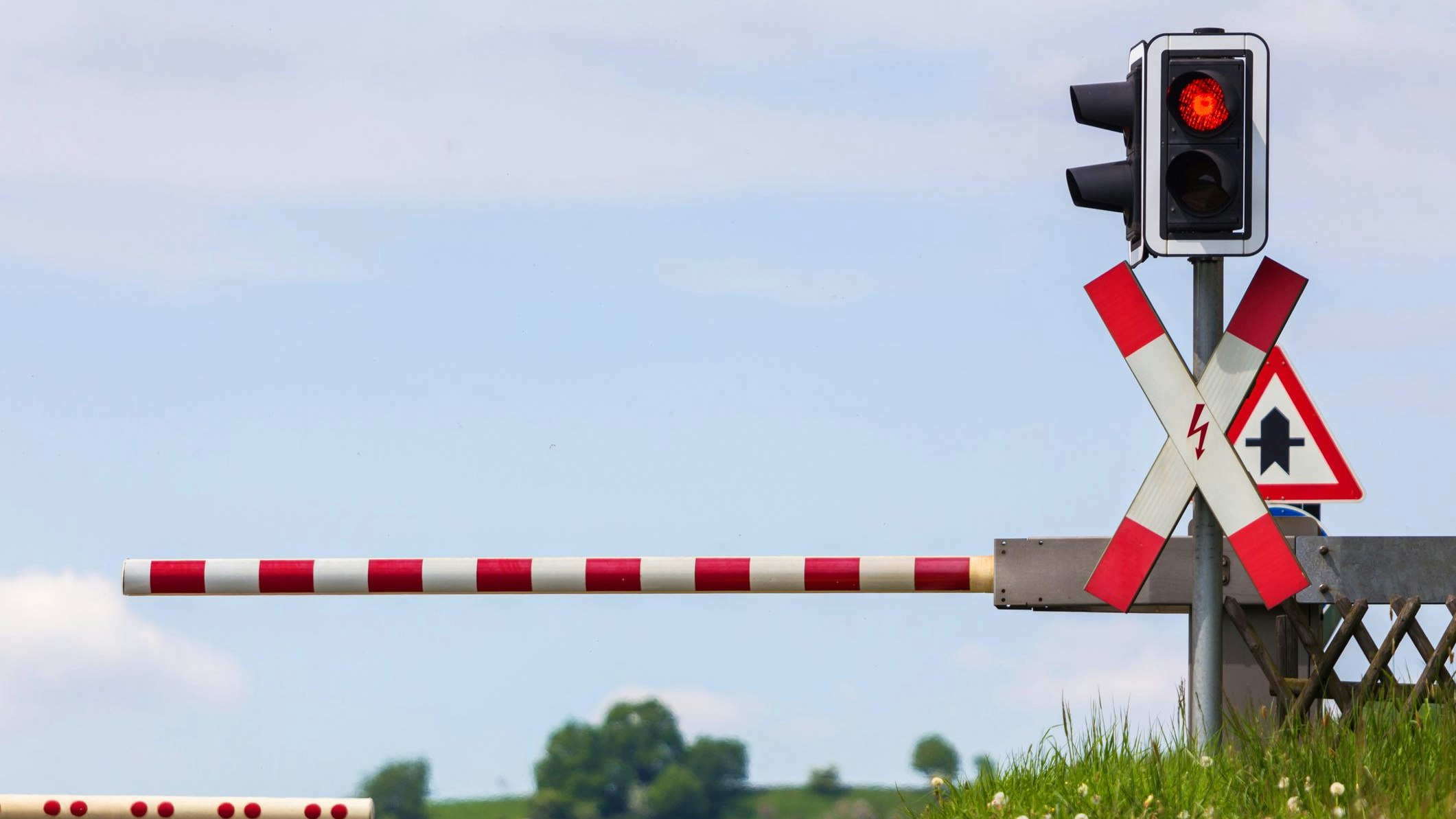Heute.at - Pkw bleibt auf Schienen liegen – Soldaten helfen sofort