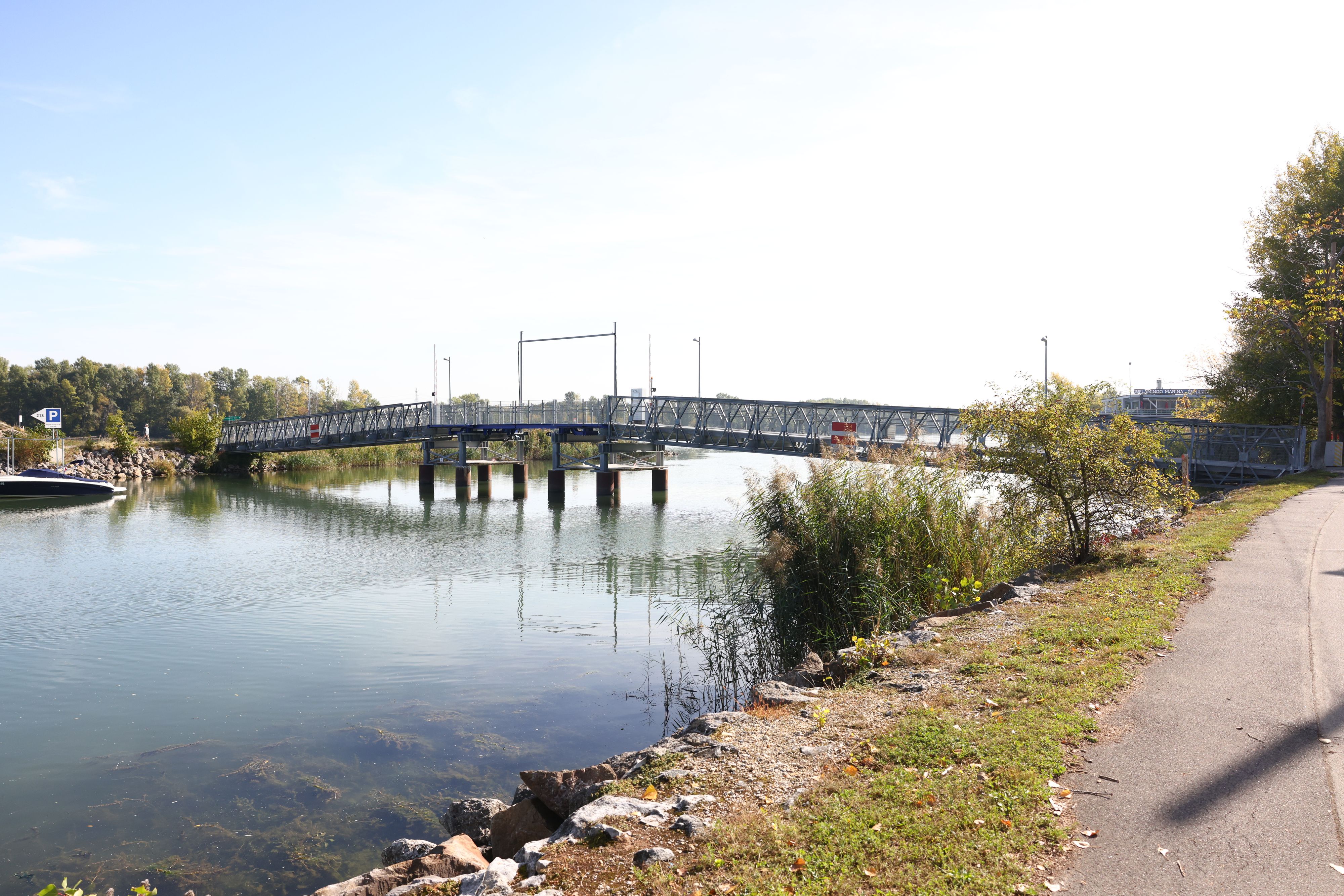 Die Rad- und Fußgängerbrücke in Kuchelau soll abgebaut werden. Anrainer wehren sich gegen diese Pläne.