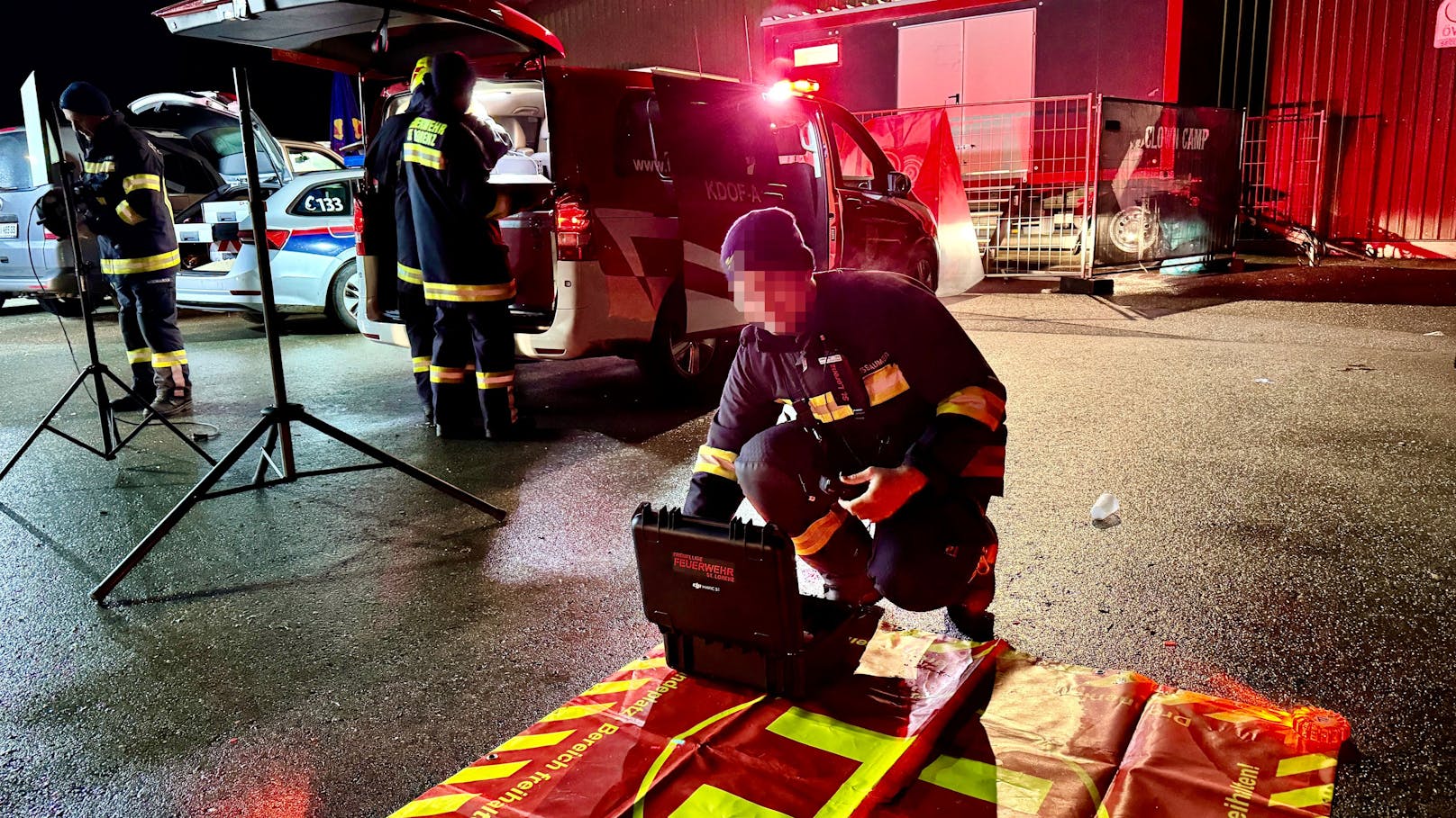 Gegen 2.45 Uhr in der Früh sagte eine 25-Jährige einem Polizisten der Stelle Mondsee, dass ihr Freund (25) nicht mehr hier sei.