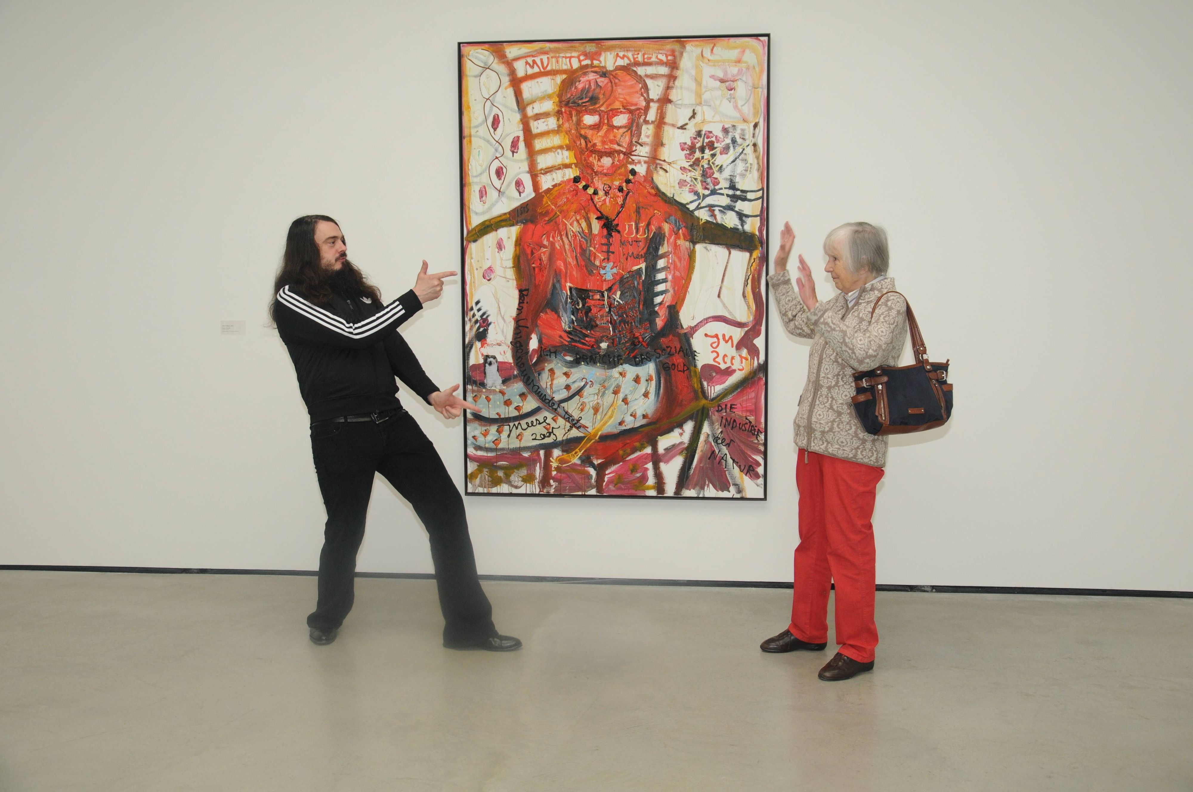 Jonathan Meese zeigt seiner Mutter Brigitte ein Bild, das er von ihr gemalt hat 