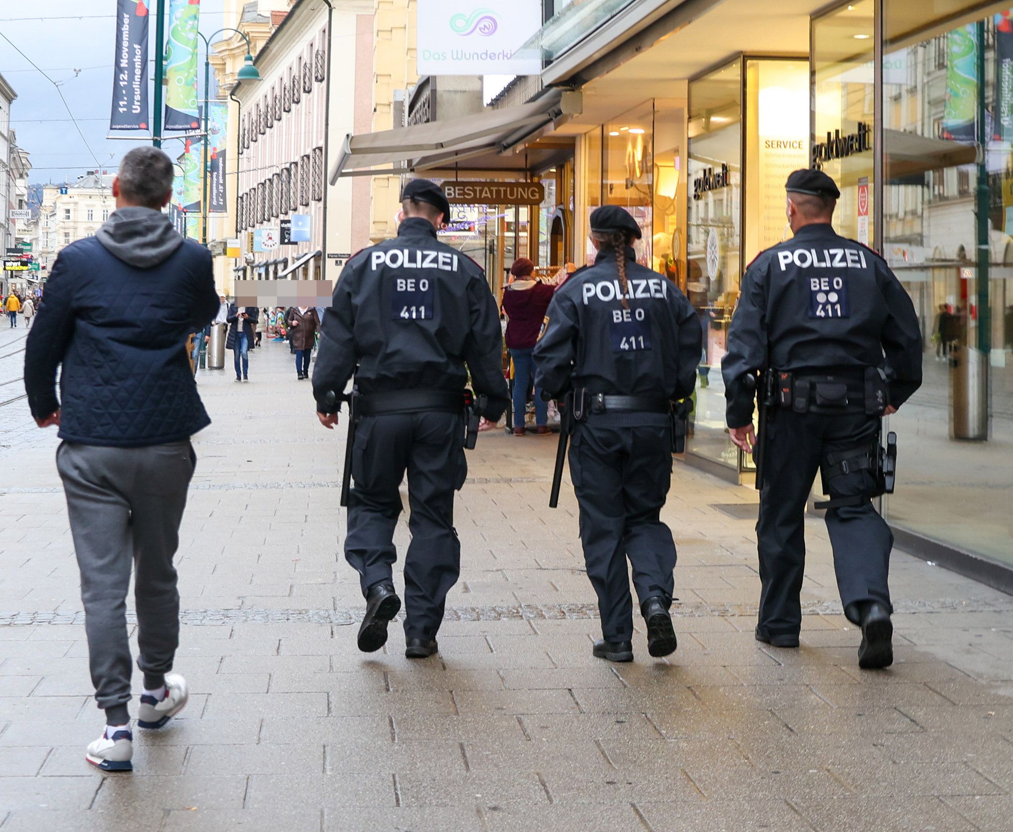 Die Polizei zeigte schon tagsüber massive Präsenz in der Linzer Innenstadt.