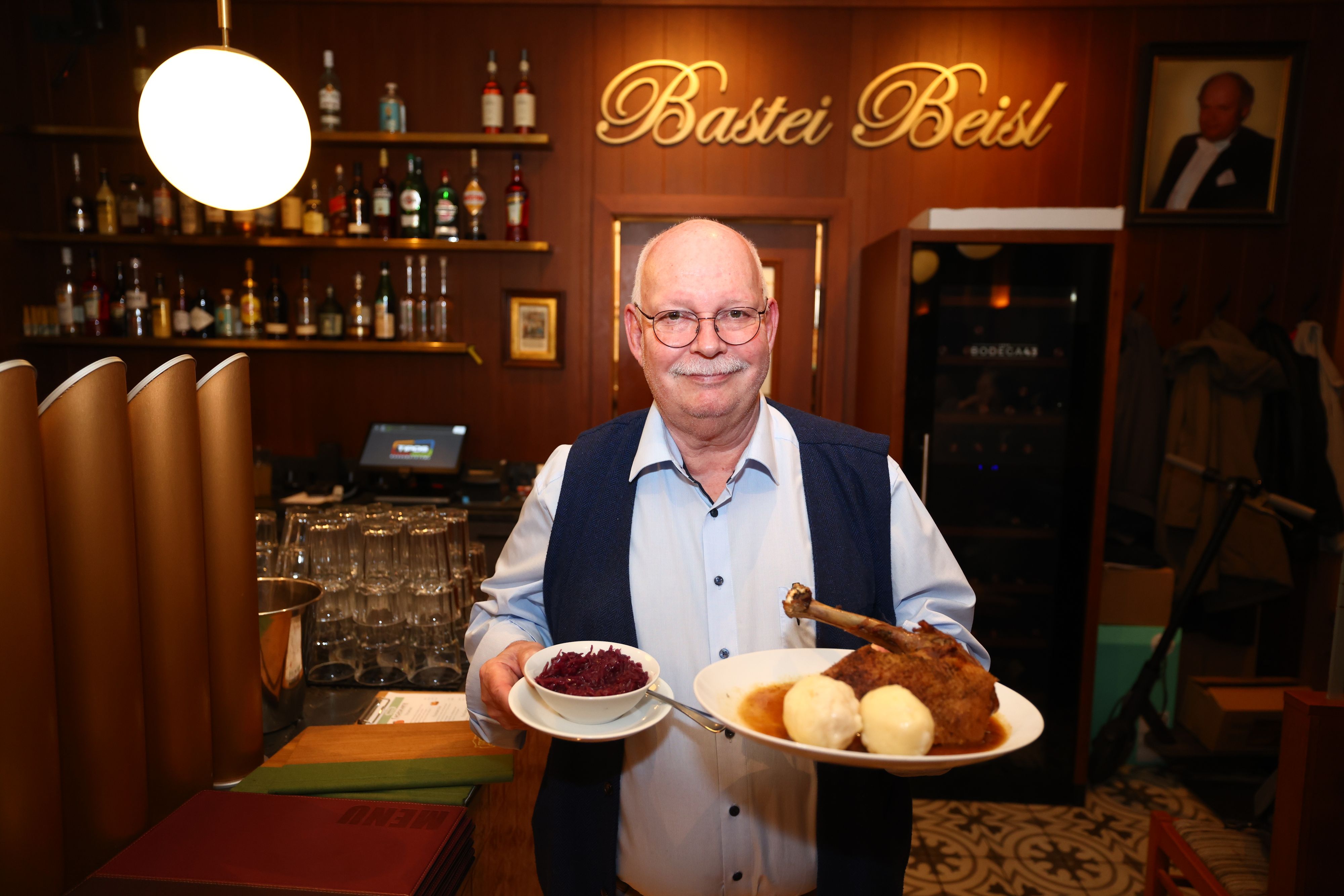 Erwin Scheiflinger vom Wiener Bastei Beisl ist Sprecher der Wiener Gastronomen. Er rechnet nicht damit, dass die Preise für die Gansln wieder sinken werden. Seine Gans im Bastei Beisl kostet 27,90 Euro. Die macht dann aber auch satt.