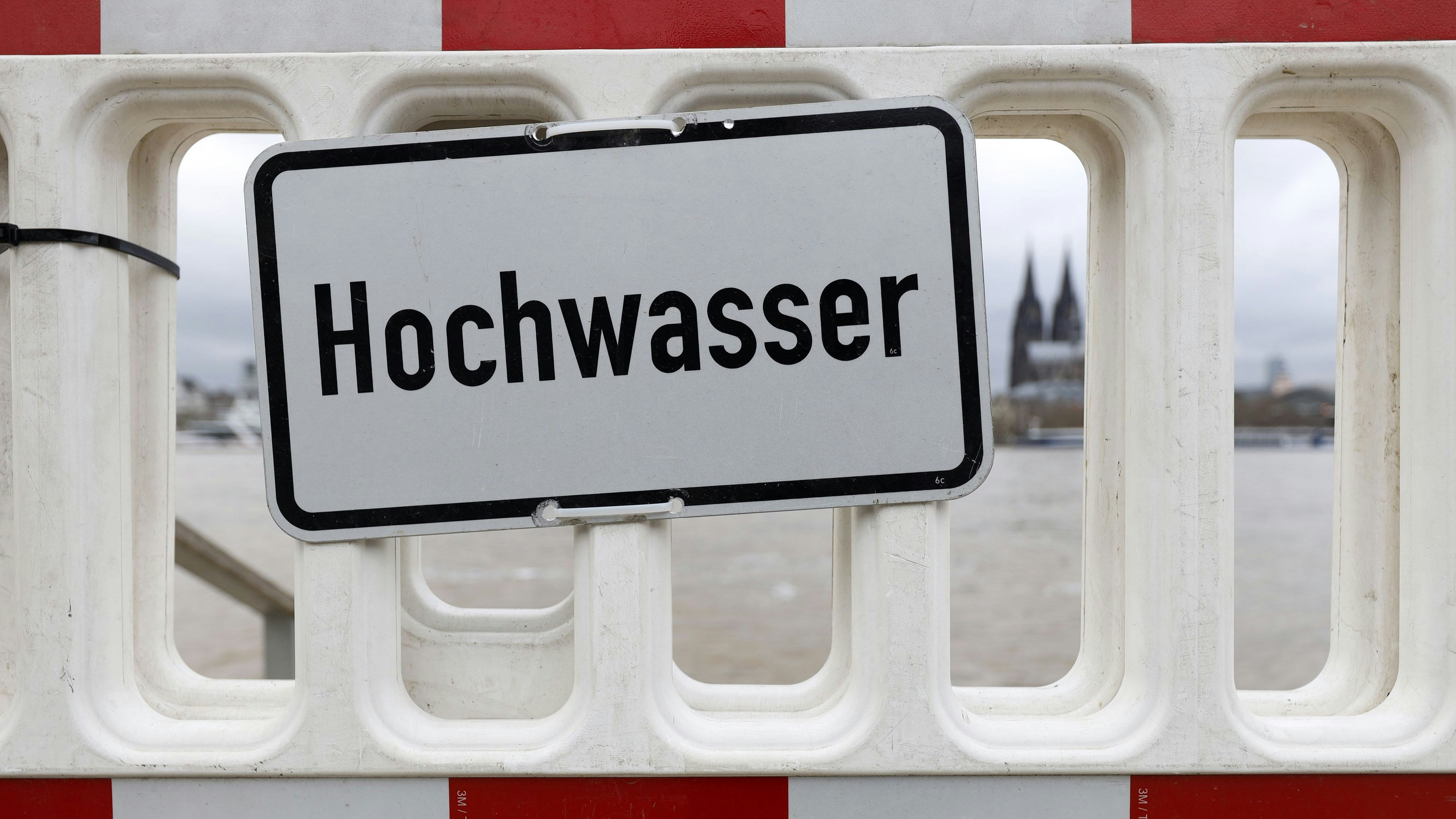 Download von www.picturedesk.com am 01.11.2023 (19:37). Aufgrund der enormen Regenmassen herrscht in vielen Teilen Österreichs Hochwassergefahr. (Symbolbild)