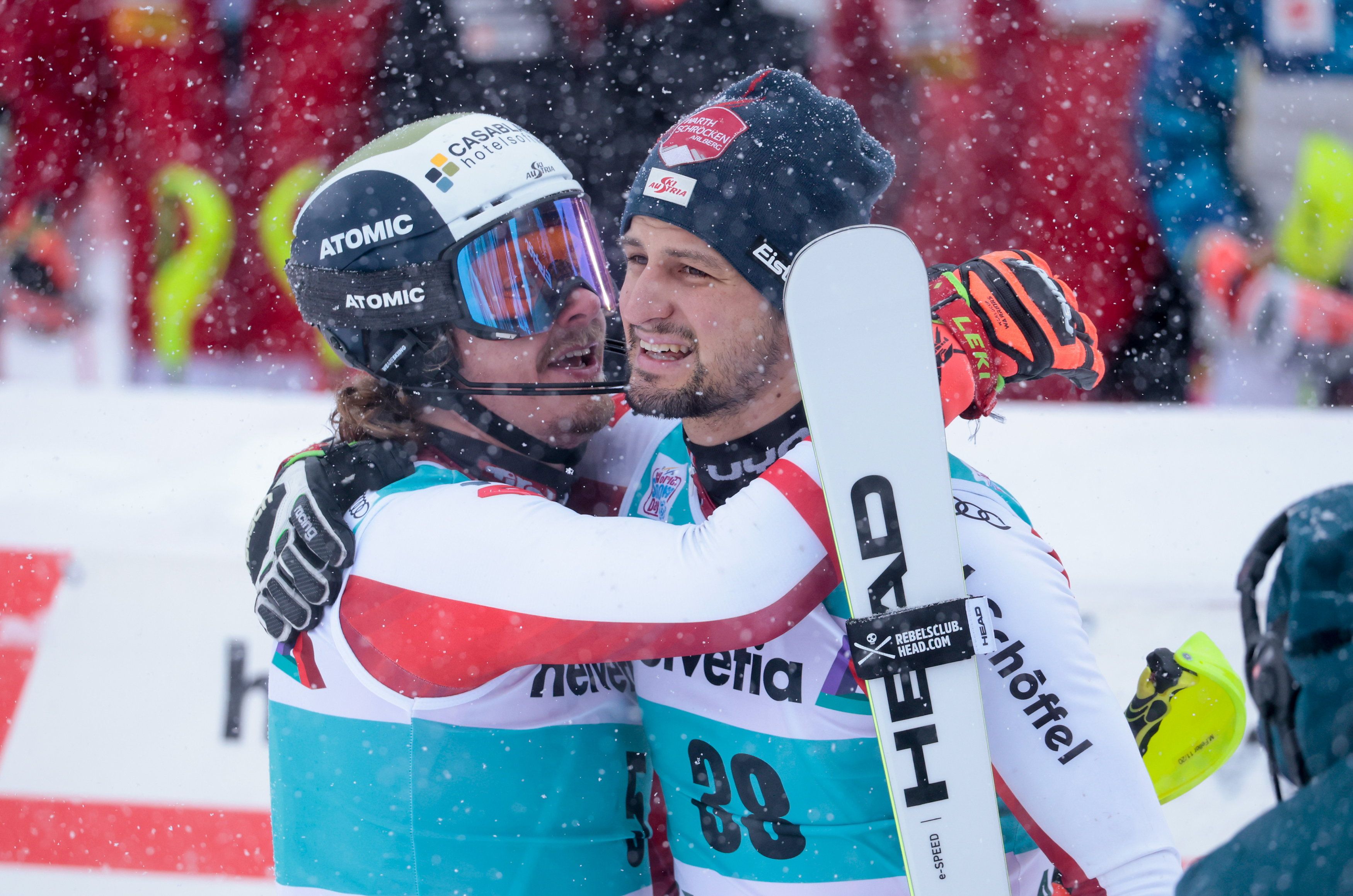 Johannes Strolz (r.) versucht sich auf die langen Latten.