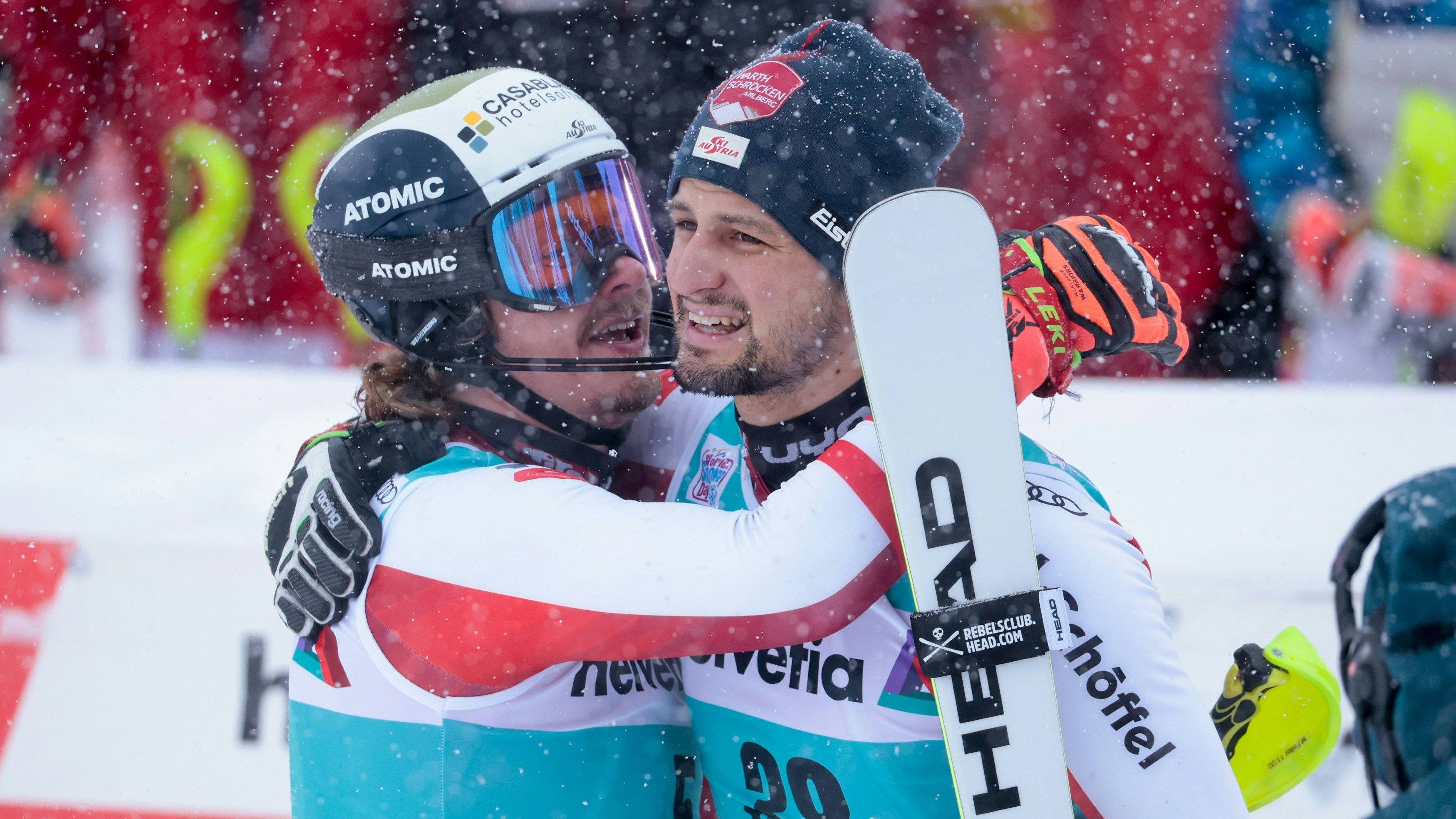 Johannes Strolz (r.) versucht sich auf die langen Latten.