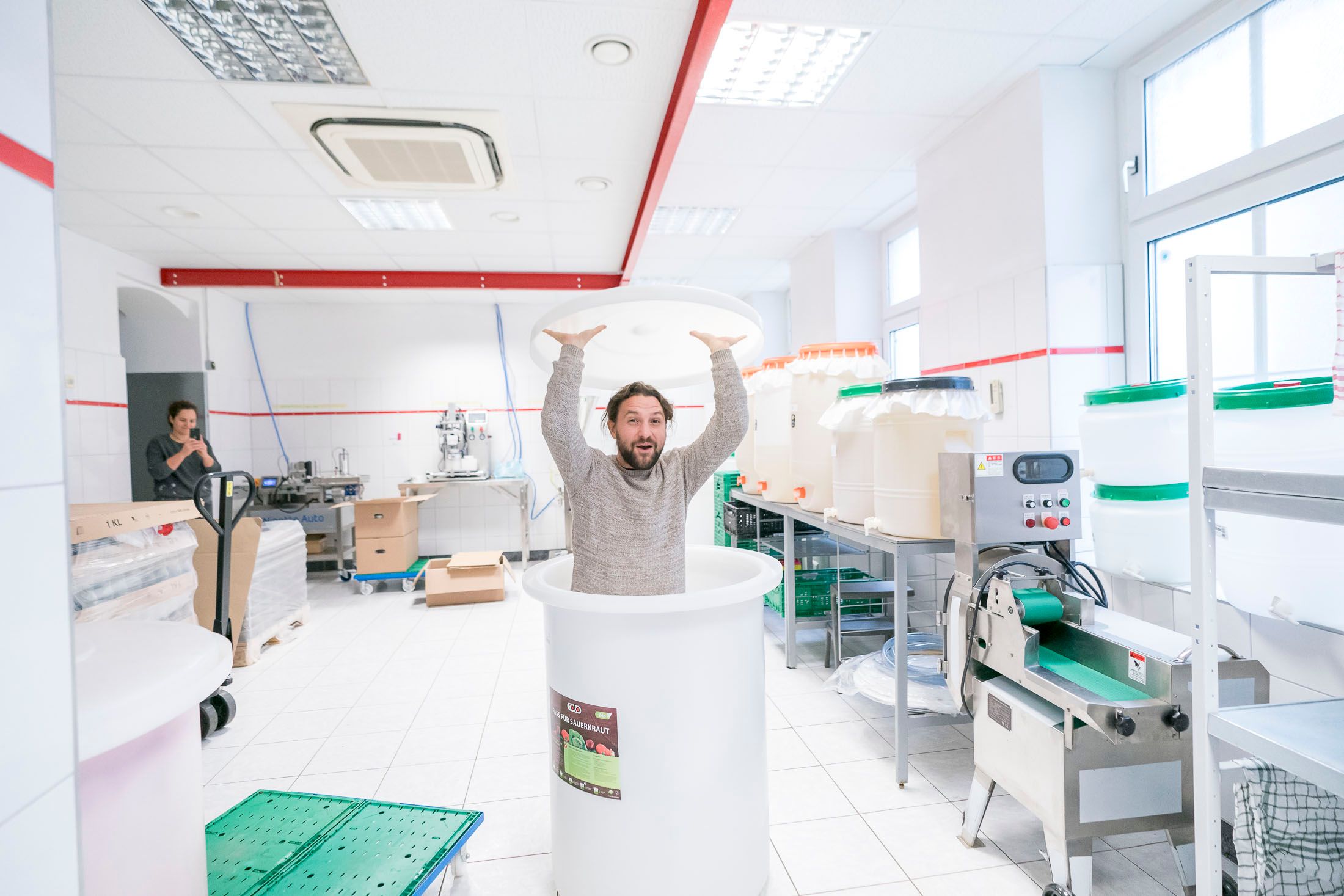 In so einem Fass wird fermentiert. Nach der Fermentation ist das Lebensmittel sehr lange haltbar. Für die Gesundheit und das Mikrobiom im Darm spielen die Mikroorganismen eine wichtige Rolle, so Simon Baur (35), Betreiber des 