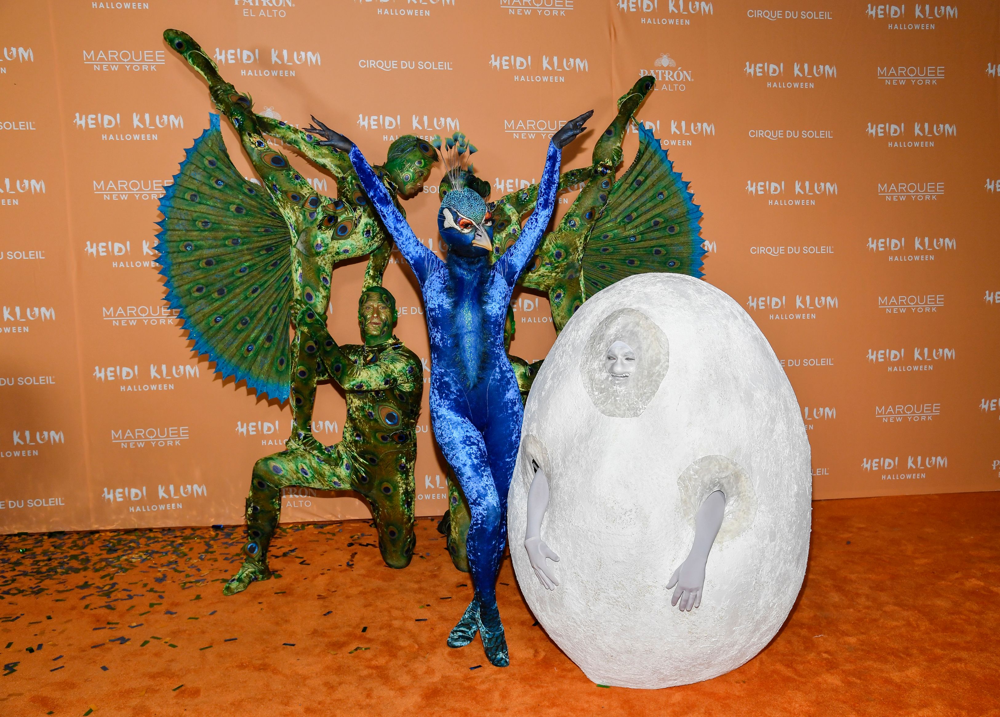 Heidi Klum als Pfau, ihr Mann als Ei