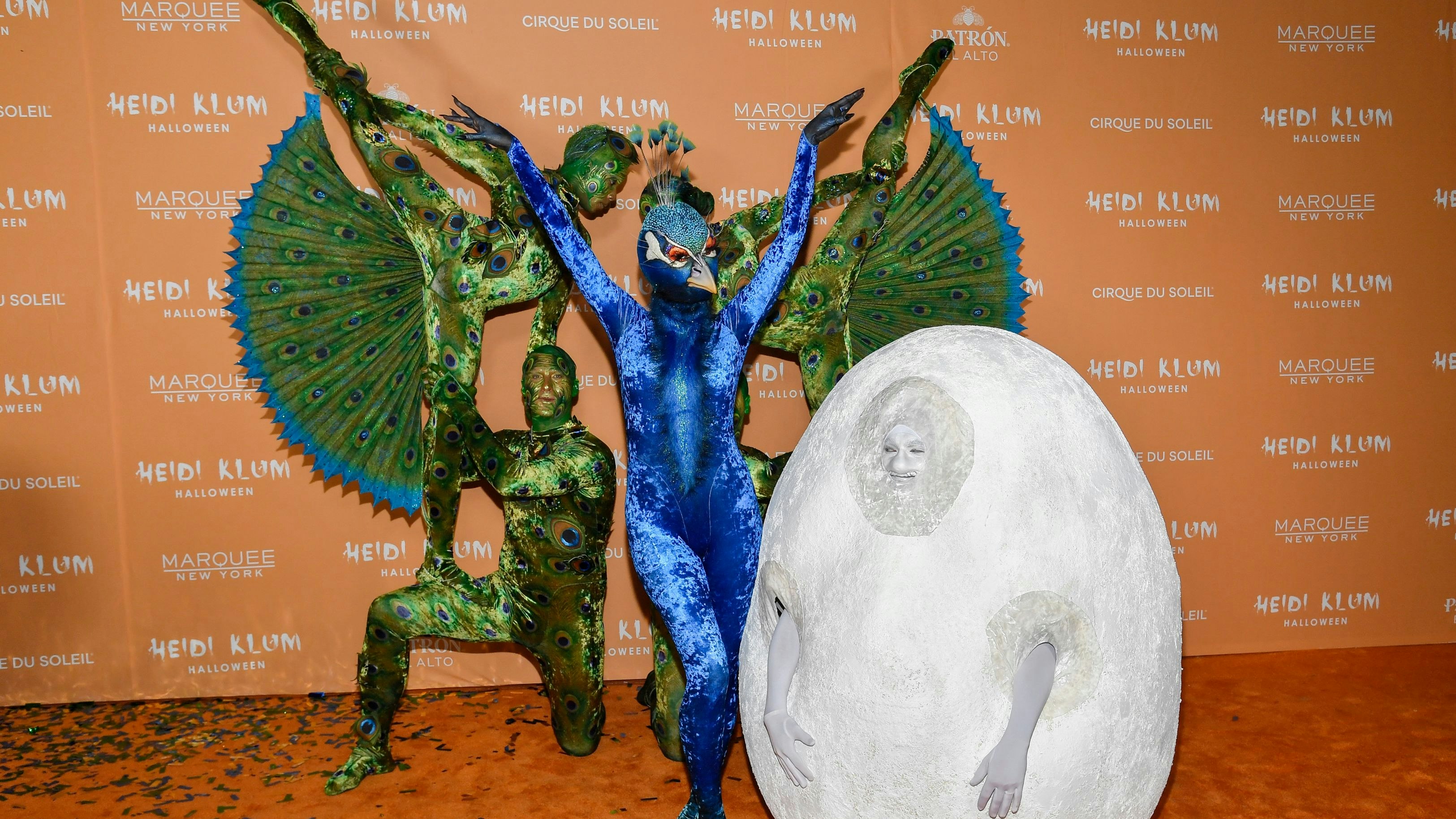 Heidi Klum als Pfau, ihr Mann als Ei