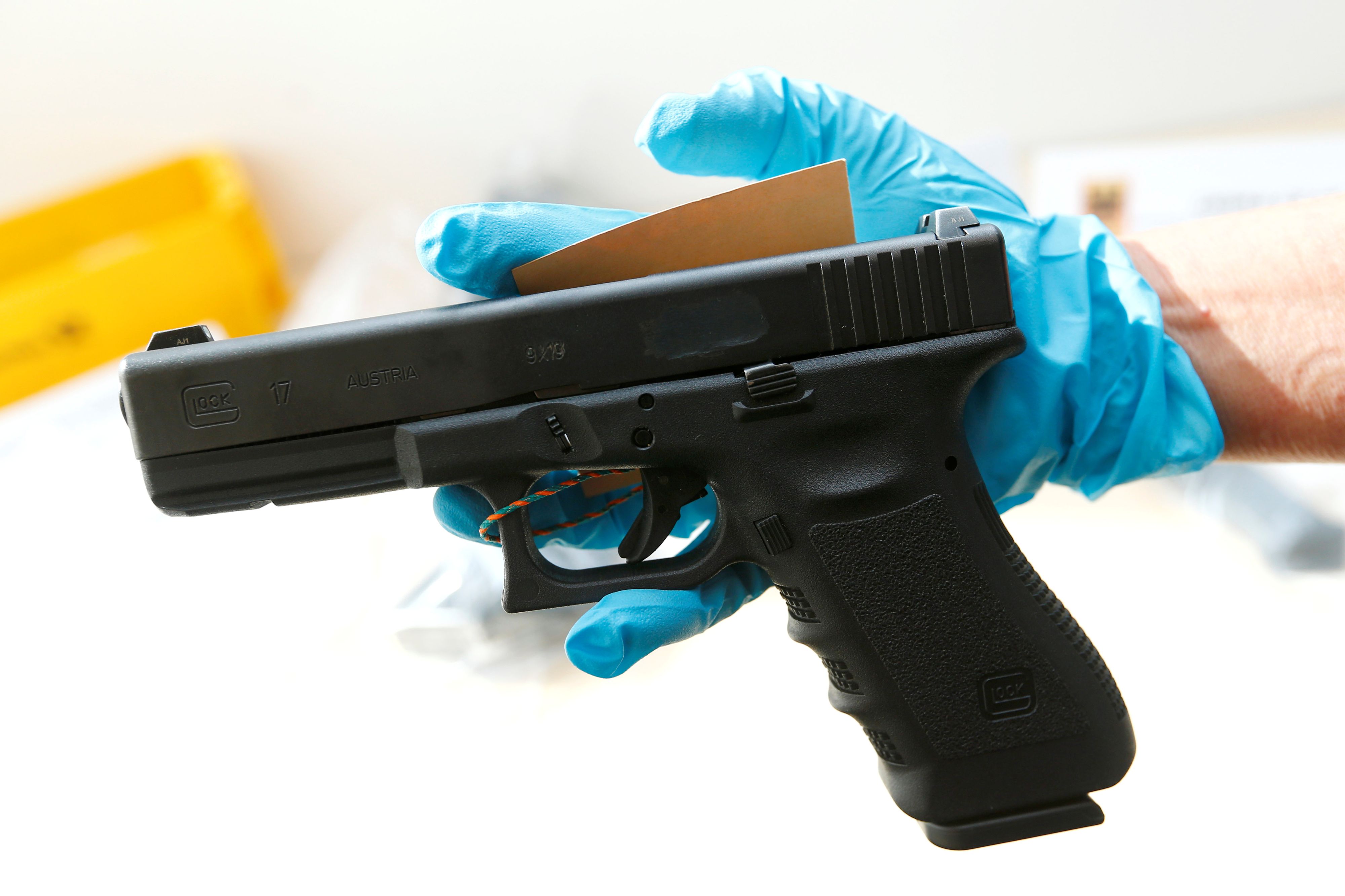 Im Bild: eine Glock 17. Der Verdächtige versuchte, die Dienstwaffen der Polizisten zu ziehen.