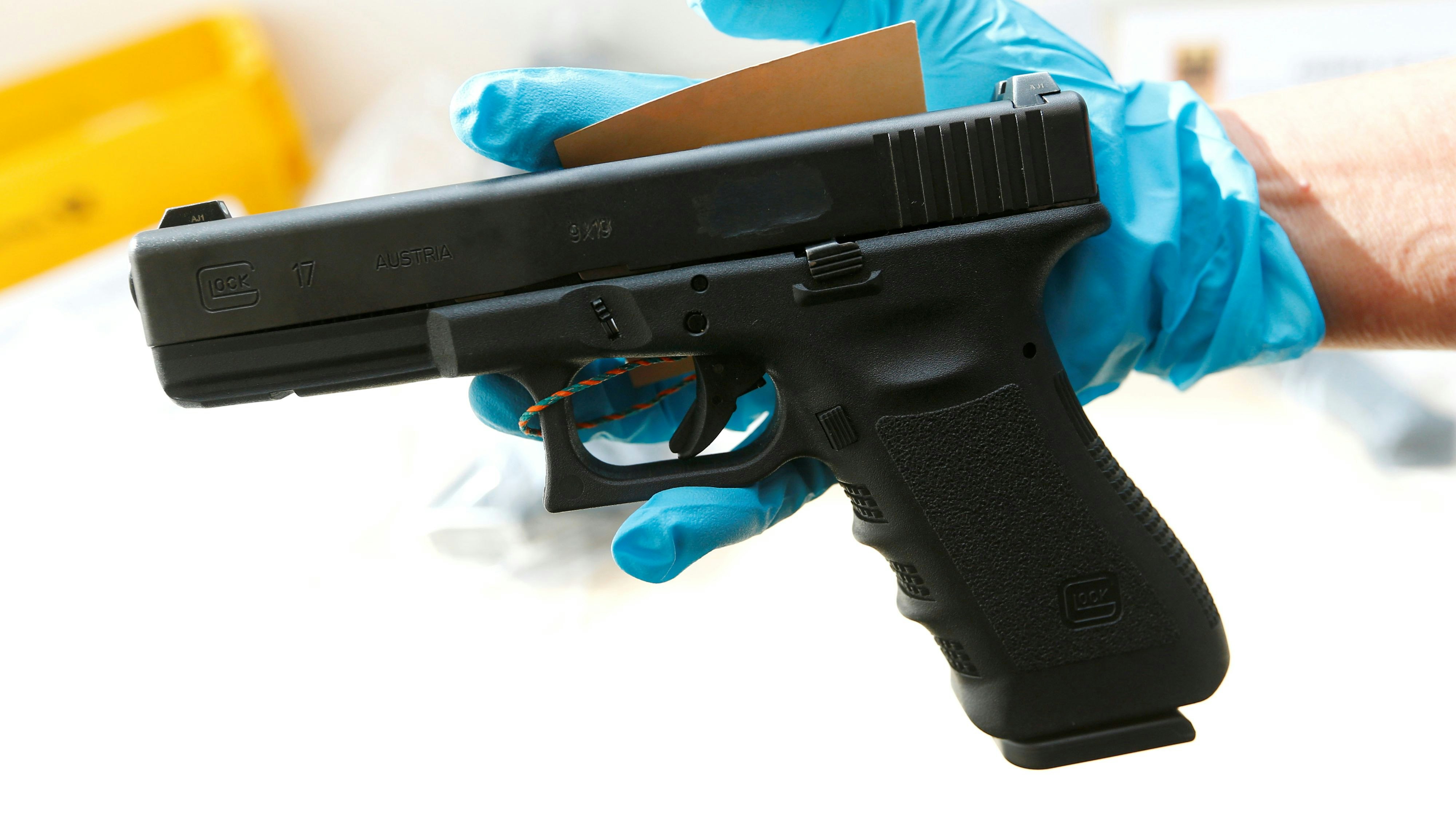 Im Bild: eine Glock 17. Der Verdächtige versuchte, die Dienstwaffen der Polizisten zu ziehen.