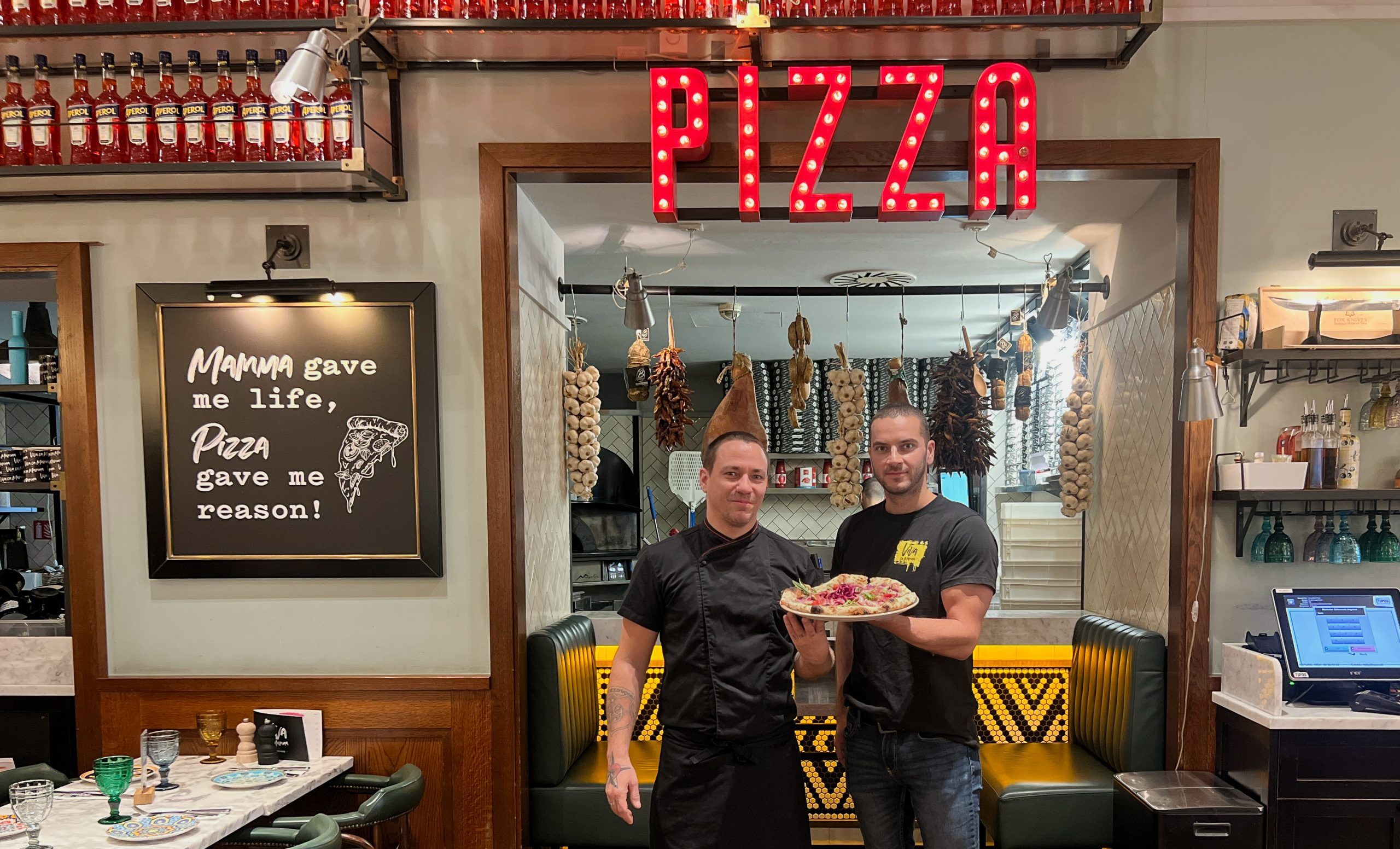 Balazs Szekelyhidi, der Chefkoch von Viva La Mamma und Angelo Hamed, der stellvertretende Serviceleiter (re.) mit der neuen Ganslpizza