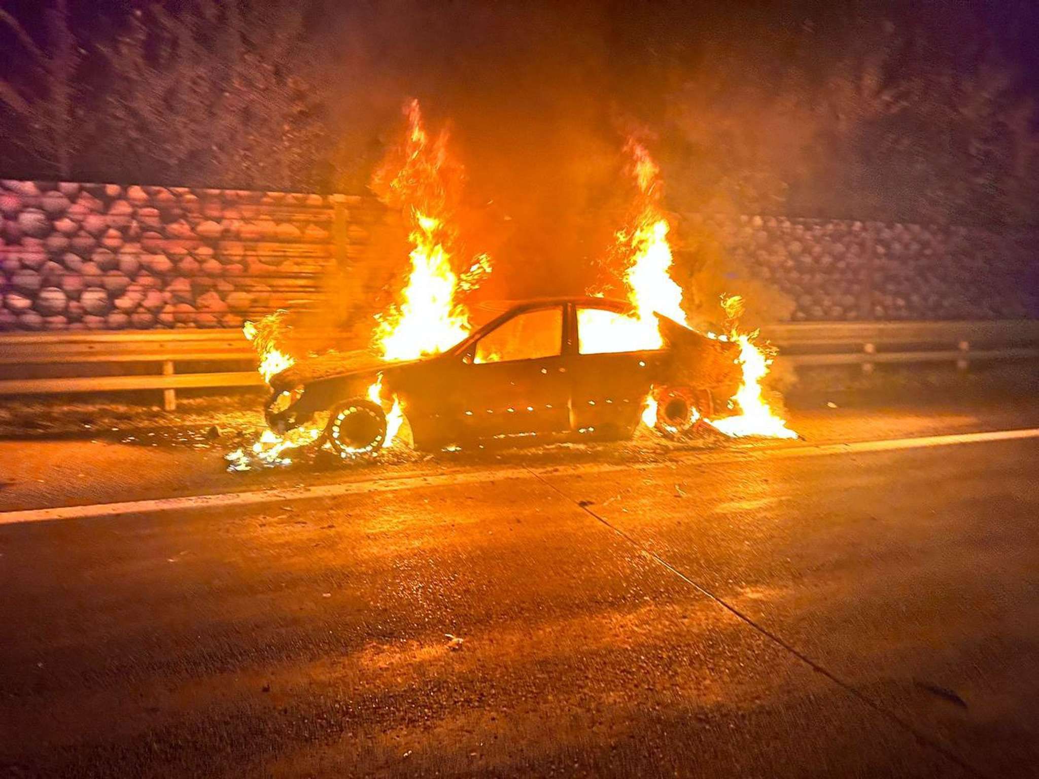 Der Mercedes fing während der Fahrt Feuer und stand lichterloh brennend auf dem Pannenstreifen.
