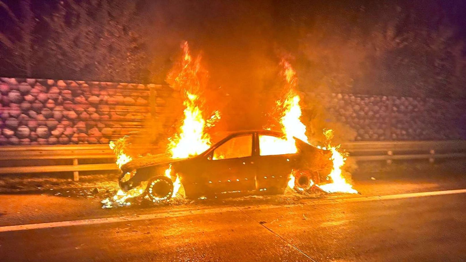 Feuerball auf A1 – Mercedes geht in Flammen auf