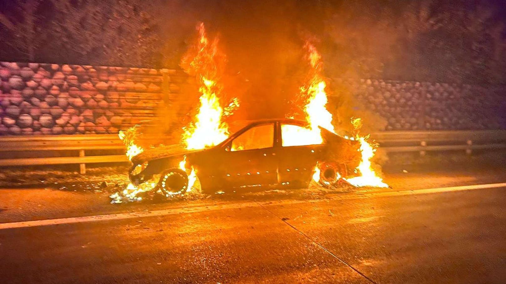 Feuerball auf A1 – Mercedes geht in Flammen auf