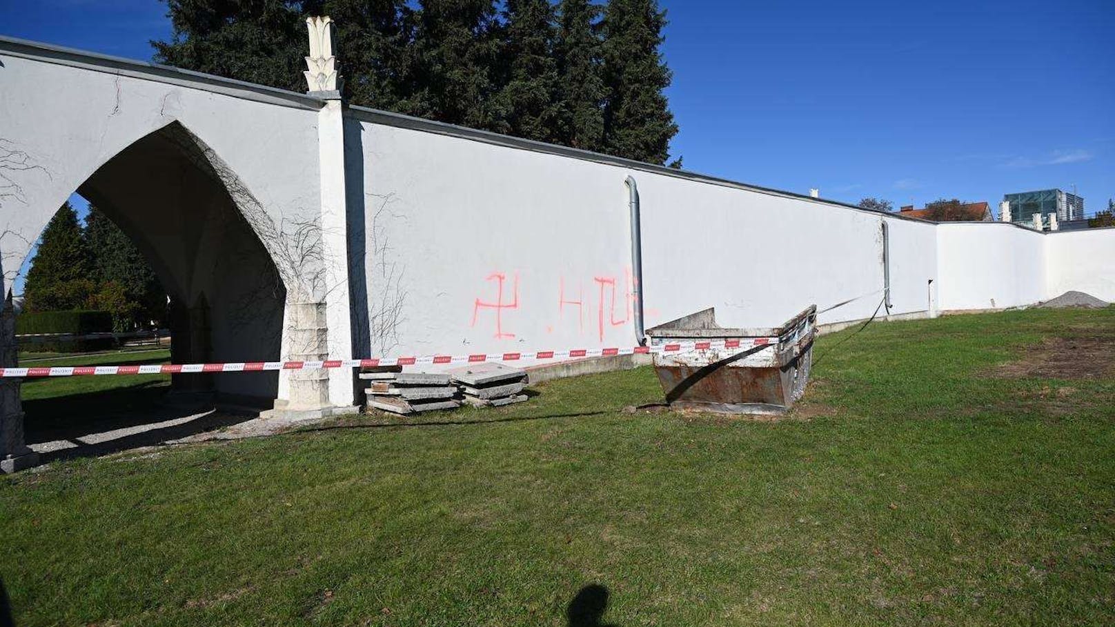 Am Wiener Zentralfriedhof kam es zu einer antisemitischen Brandattacke.