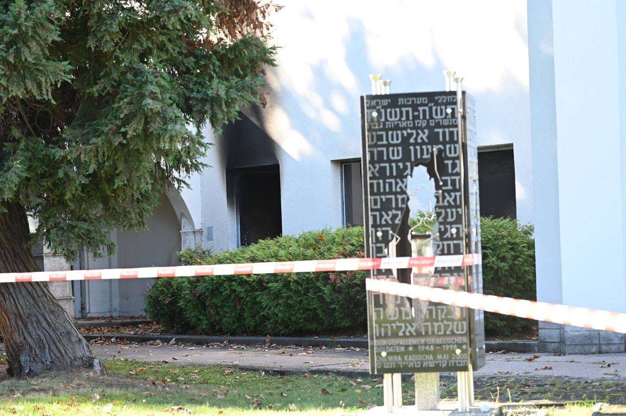 Am Wiener Zentralfriedhof kam es zu einer antisemitischen Brandattacke.