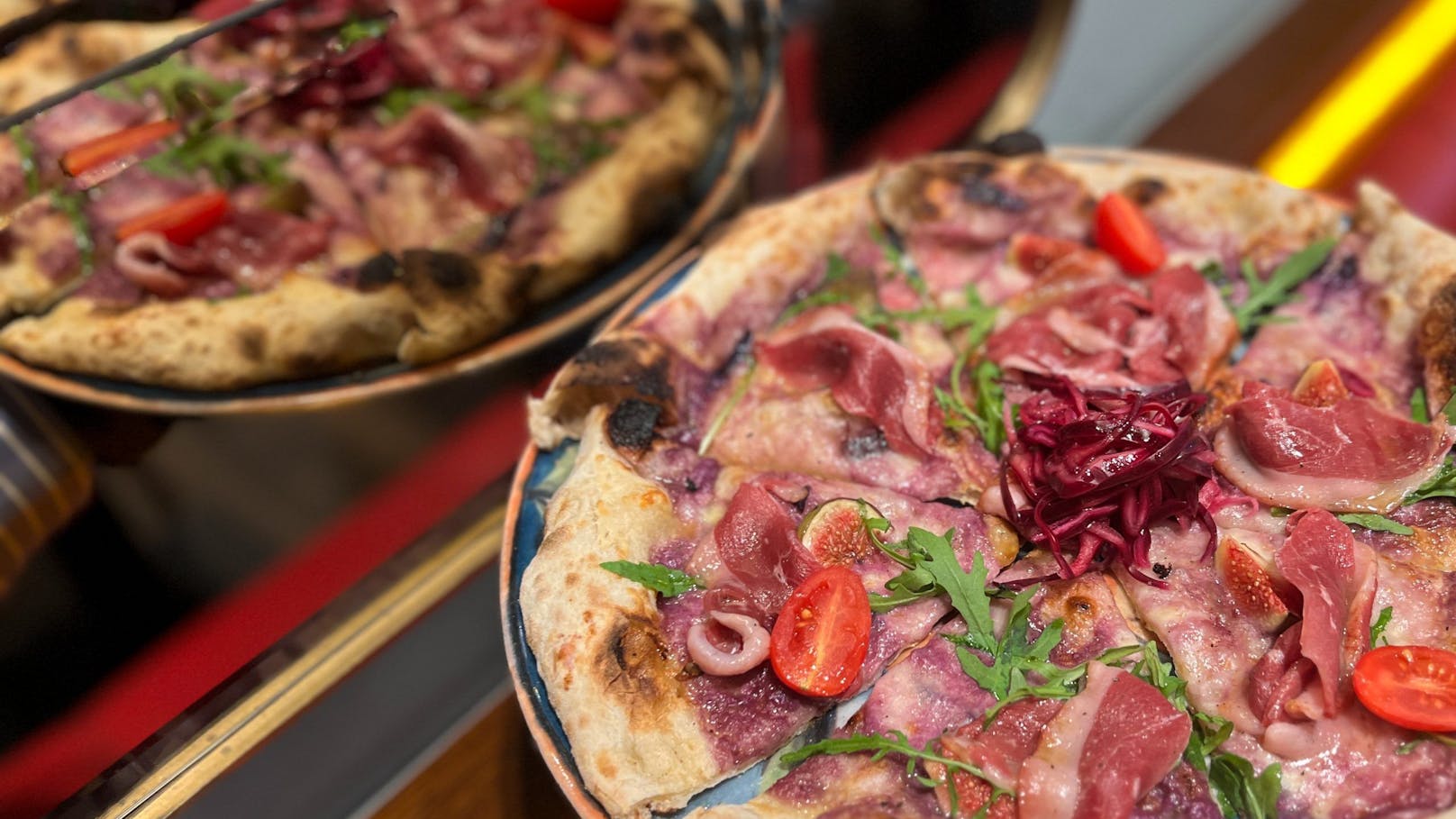 Die Ganslpizza vereint Gans, Rotkraut, Käse, Ruccola und Feigen