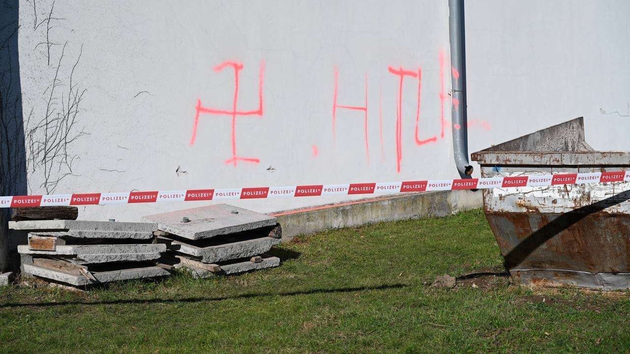 Am Wiener Zentralfriedhof kam es zu einer antisemitischen Brandattacke.