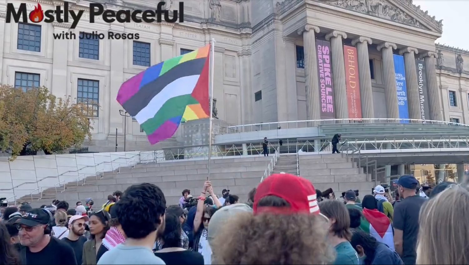 An einer Pro-Palästina-Kundgebung in Brooklyn, New York, wird eine kombinierte LGBTQ- und Palästina-Flagge geschwungen.