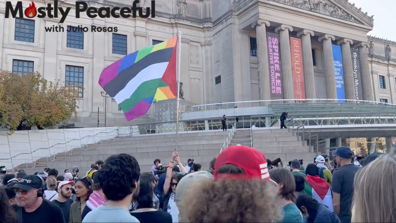 An einer Pro-Palästina-Kundgebung in Brooklyn, New York, wird eine kombinierte LGBTQ- und Palästina-Flagge geschwungen.