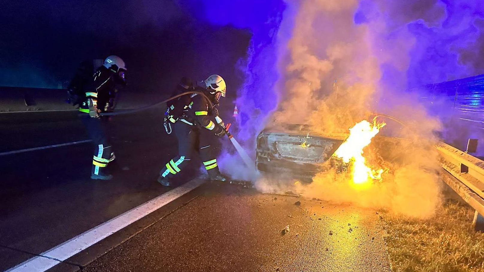 Der Mercedes fing während der Fahrt zu rauchen an,  ... 