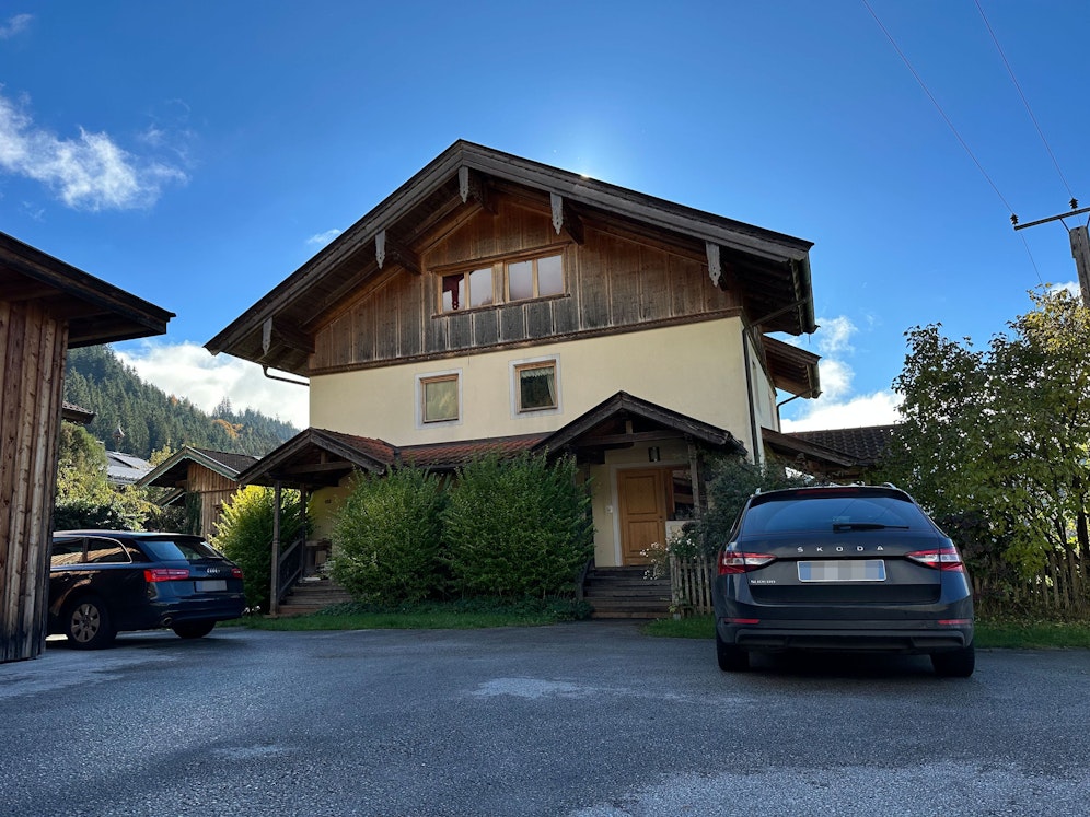 Nächster Mordalarm – 36-Jähriger lag tot in Wohnung und wies Spuren von Gewalt am Hals auf.