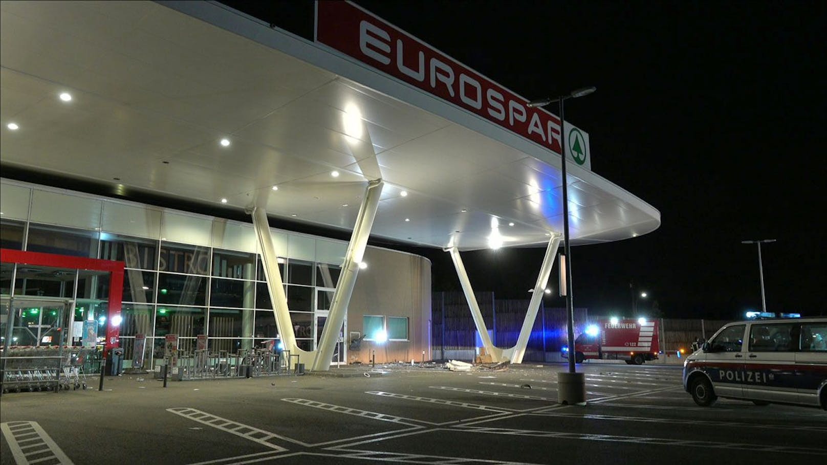 Feuerwehr und Polizei standen am Parkplatz des Eurospar in Baden im Einsatz.