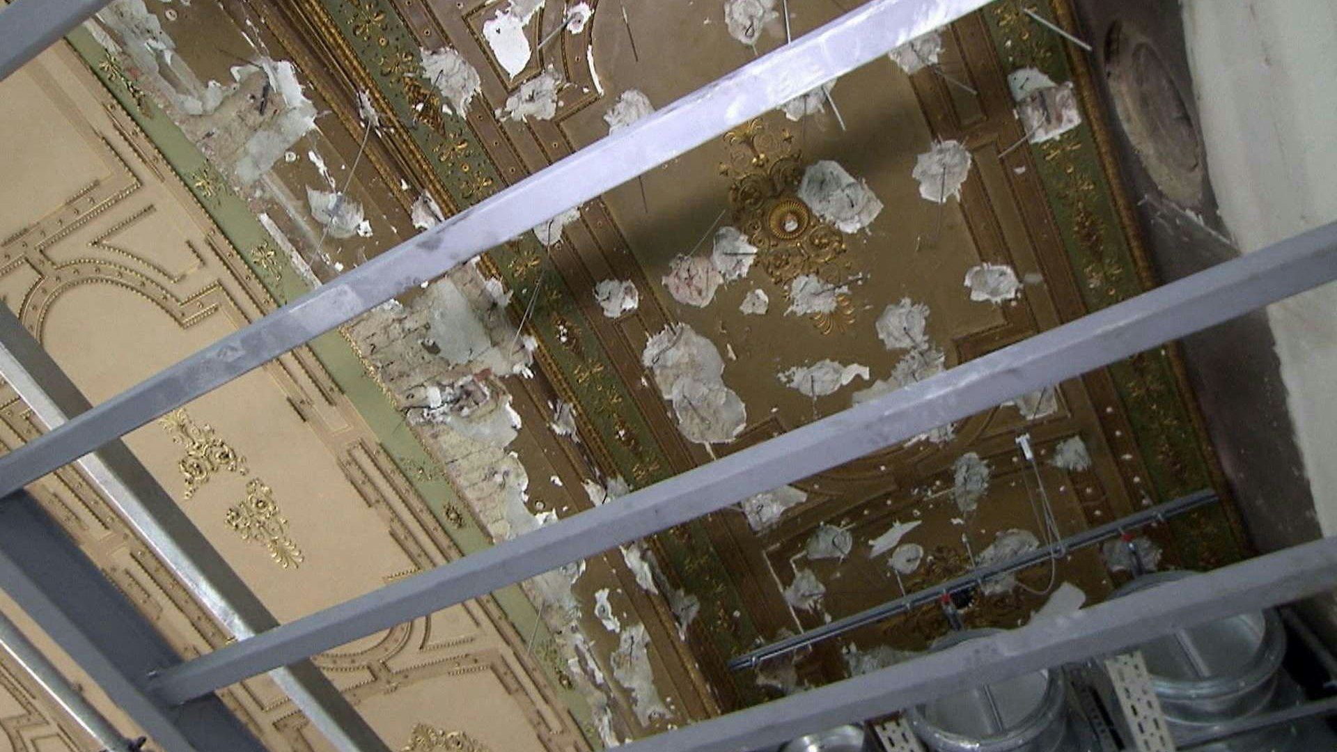 In mühevoller Arbeit restaurieren Experten die 150 Jahre alte Decke.