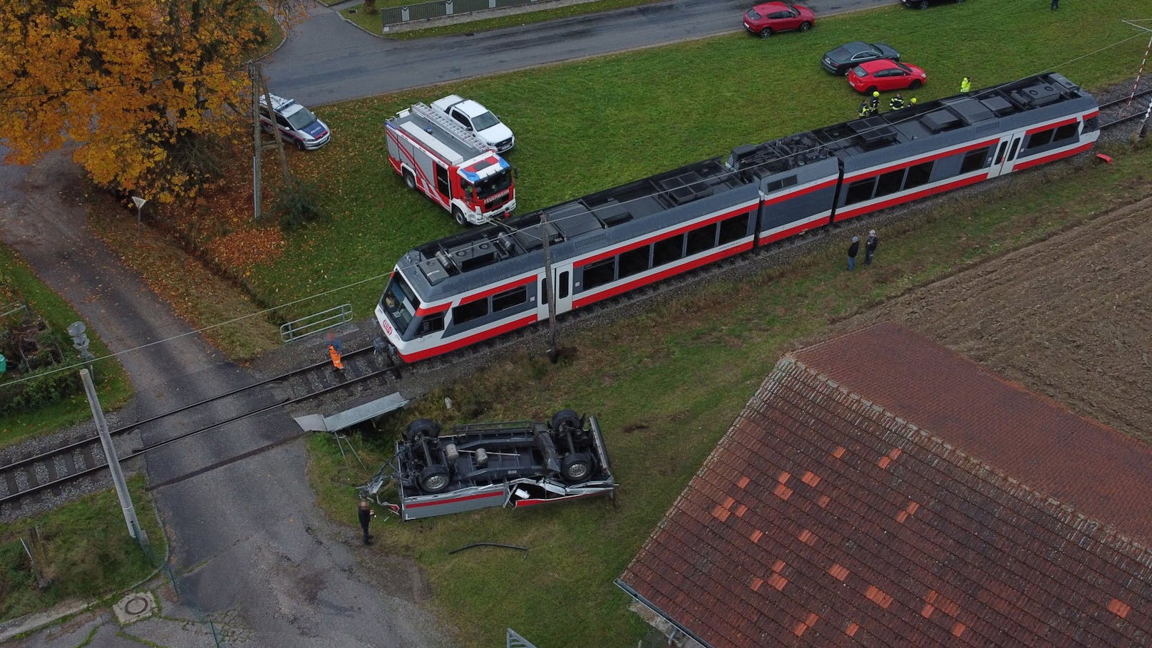 Linzer Lokalbahn nach Crash teilweise entgleist