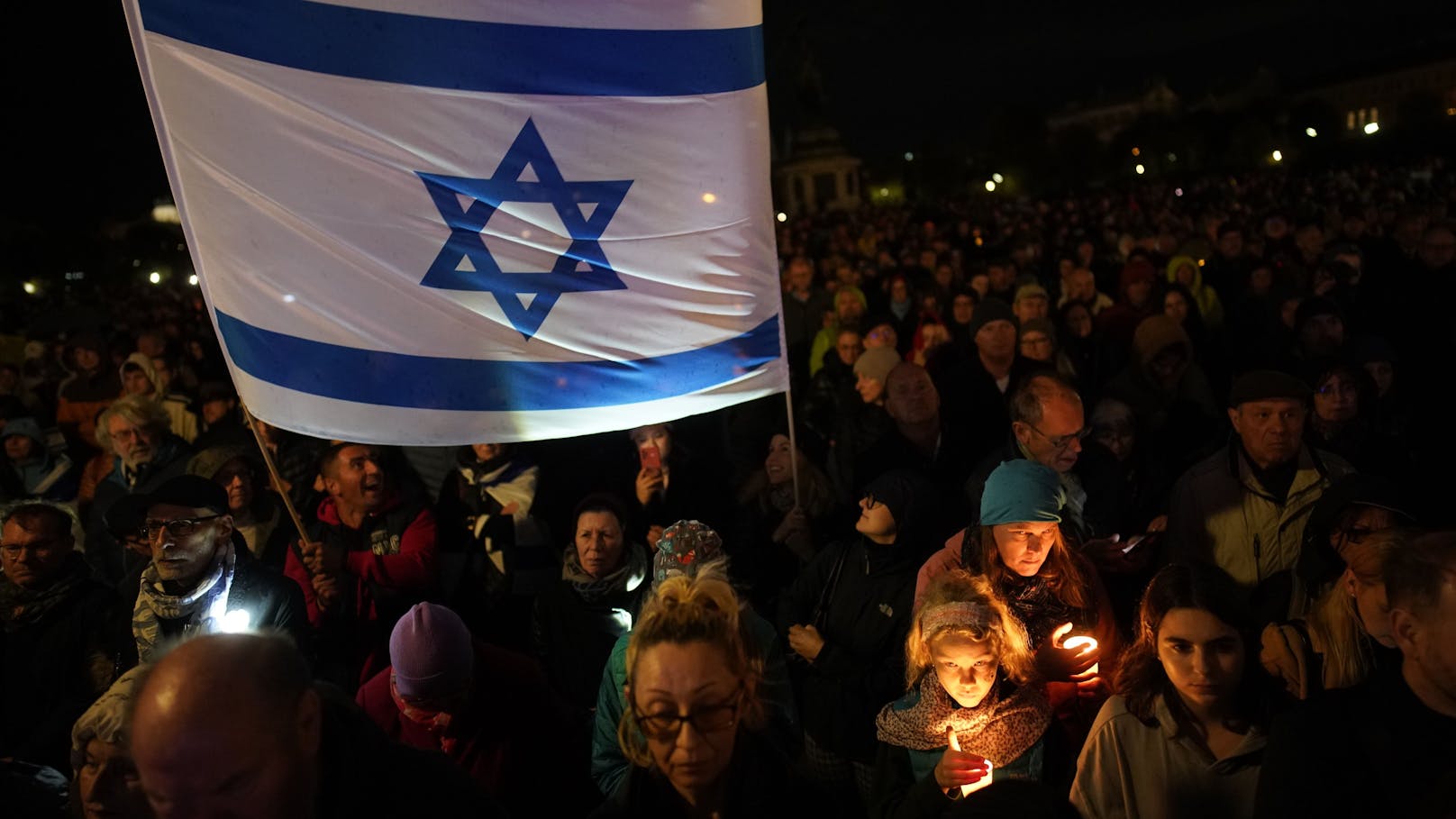 Große Mahnwache und Lichtermeer am Wiener Heldenplatz für Israel am 2. November 2023.