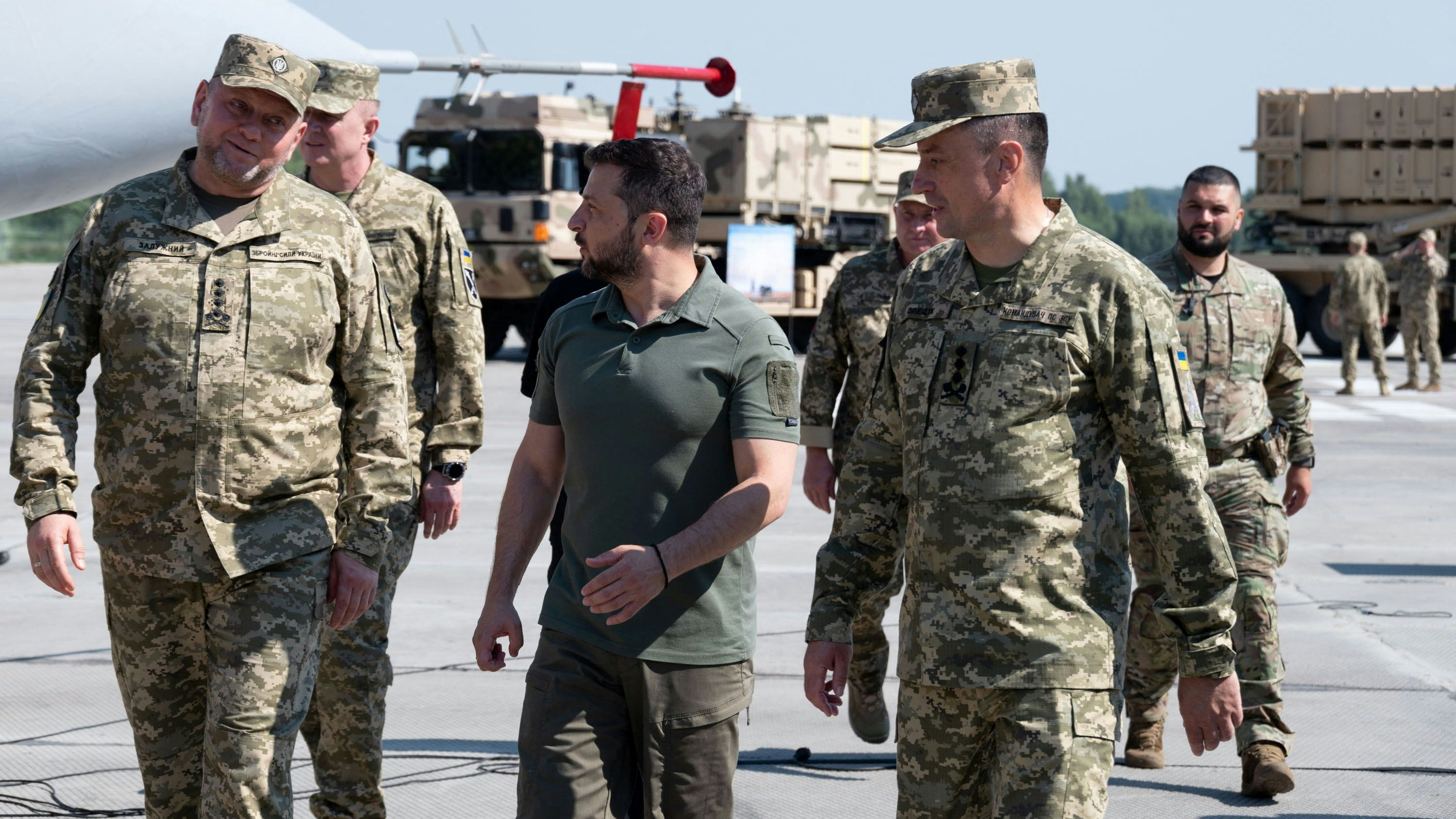 Der ukrainische Oberbefehlshaber Walerij Saluschnyj mit Präsident Wolodimir Selenskis anlässlich des "Tags der Luftwaffe" am 6. August 2023. 