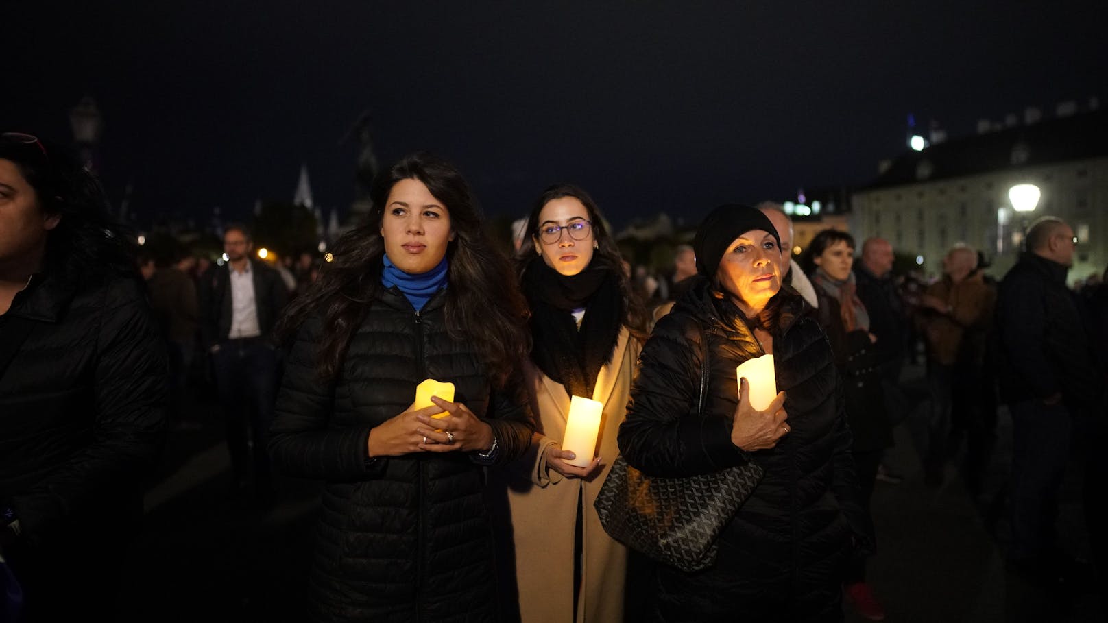 Große Mahnwache und Lichtermeer am Wiener Heldenplatz für Israel am 2. November 2023.