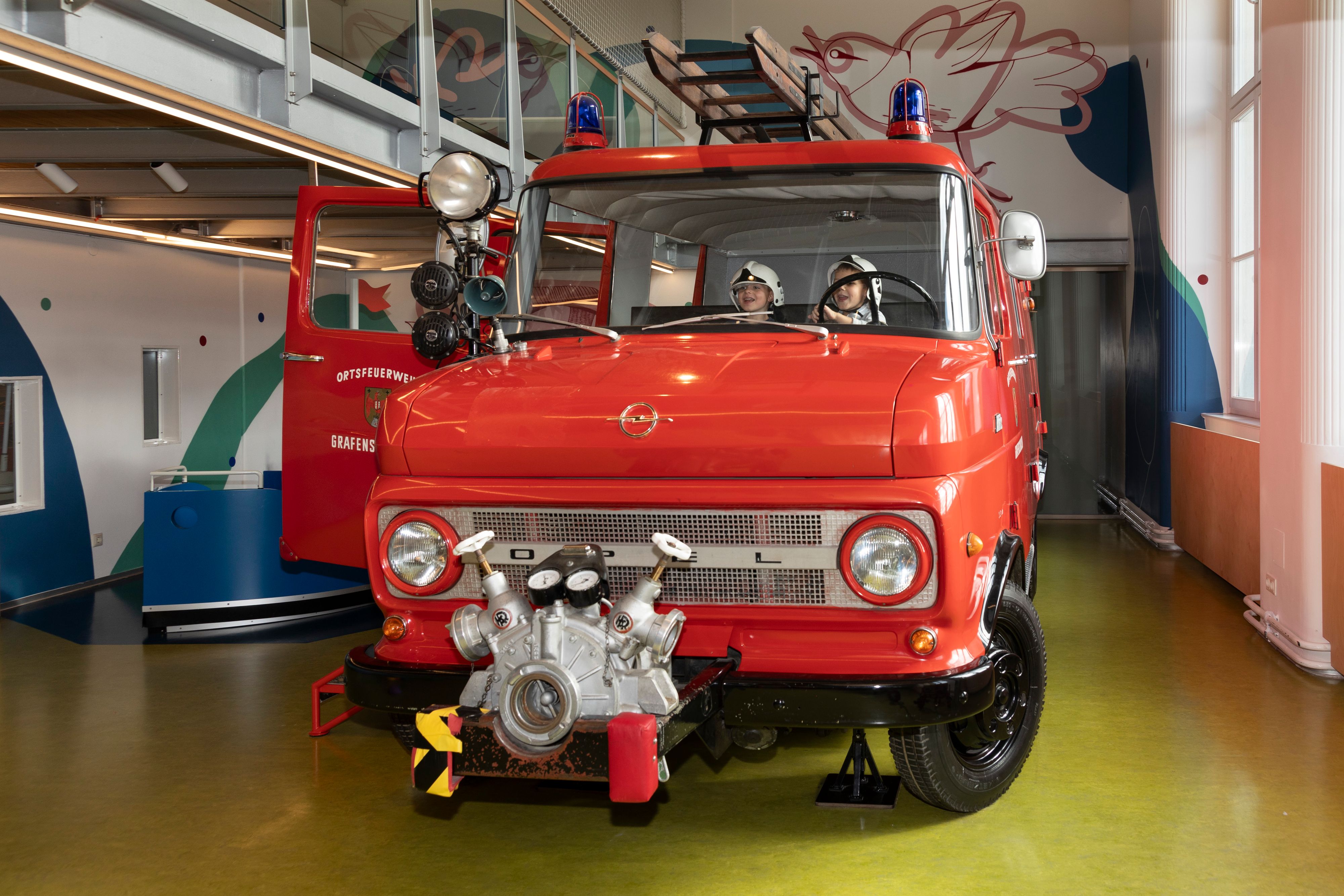 Das große Highlight der Ausstellung ist das begehbare Feuerwehrauto. 