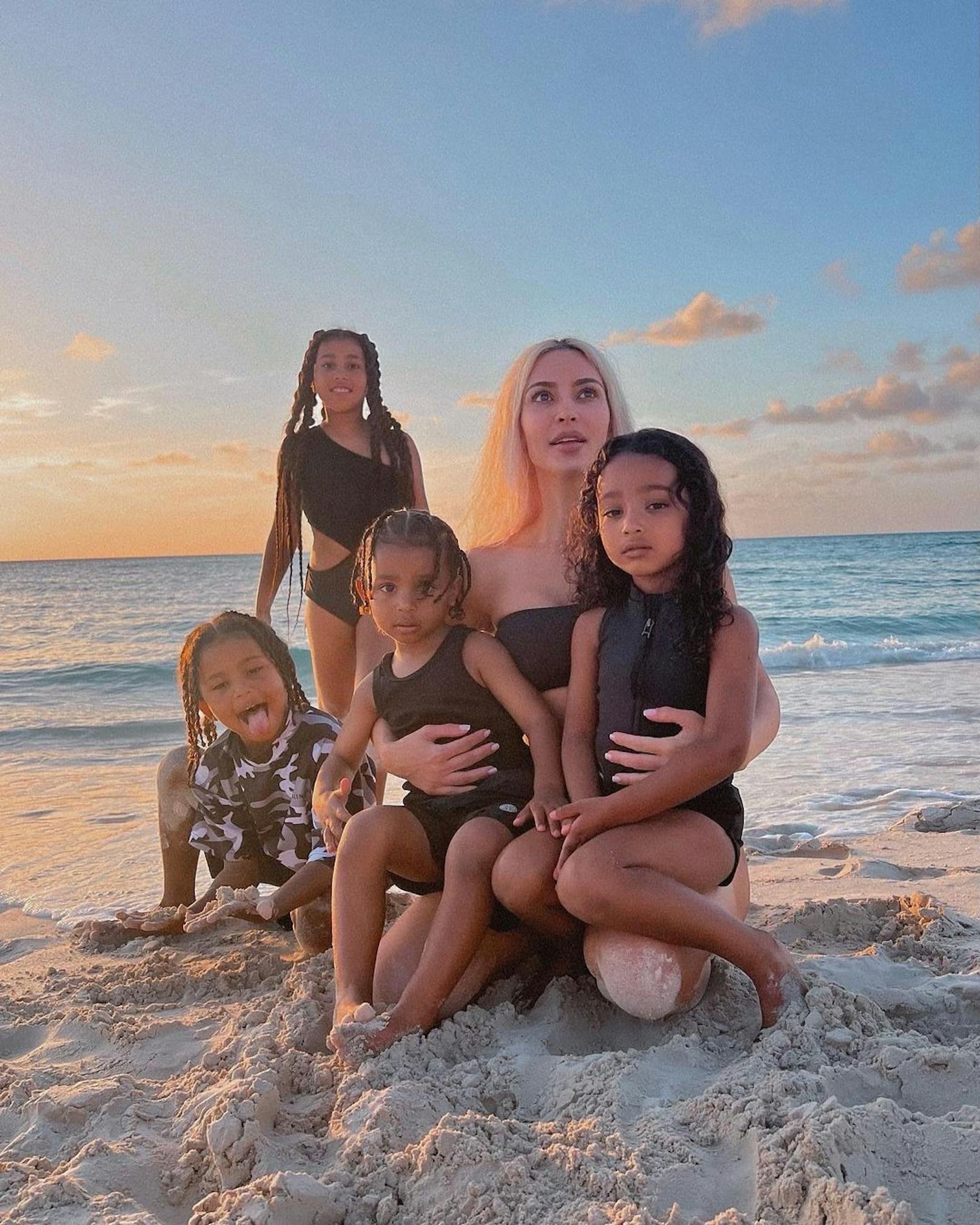 Kim Kardashian und ihre vier Kinder North, Psalm, Saint und Chicago.