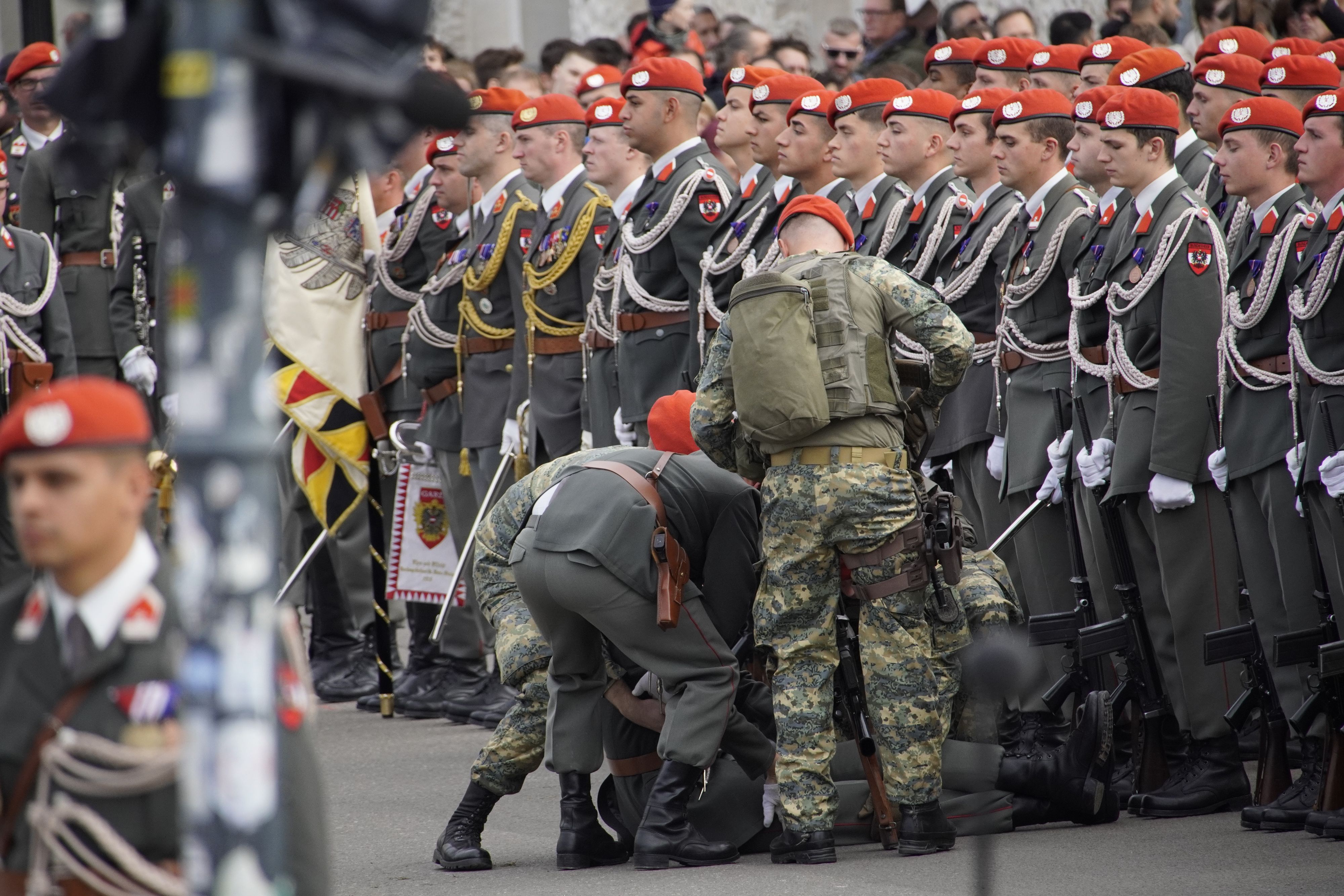 Beim zweistündigen Strammstehen zum Nationalfeiertag hat es dieses Jahr ungewöhnliche viele Kreislaufprobleme gegeben. Knapp 100 Rekruten kippten um