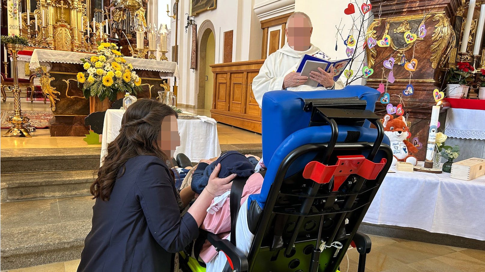 Oma, Enkelin und Urenkerl mit dem Pfarrer in der Kirche