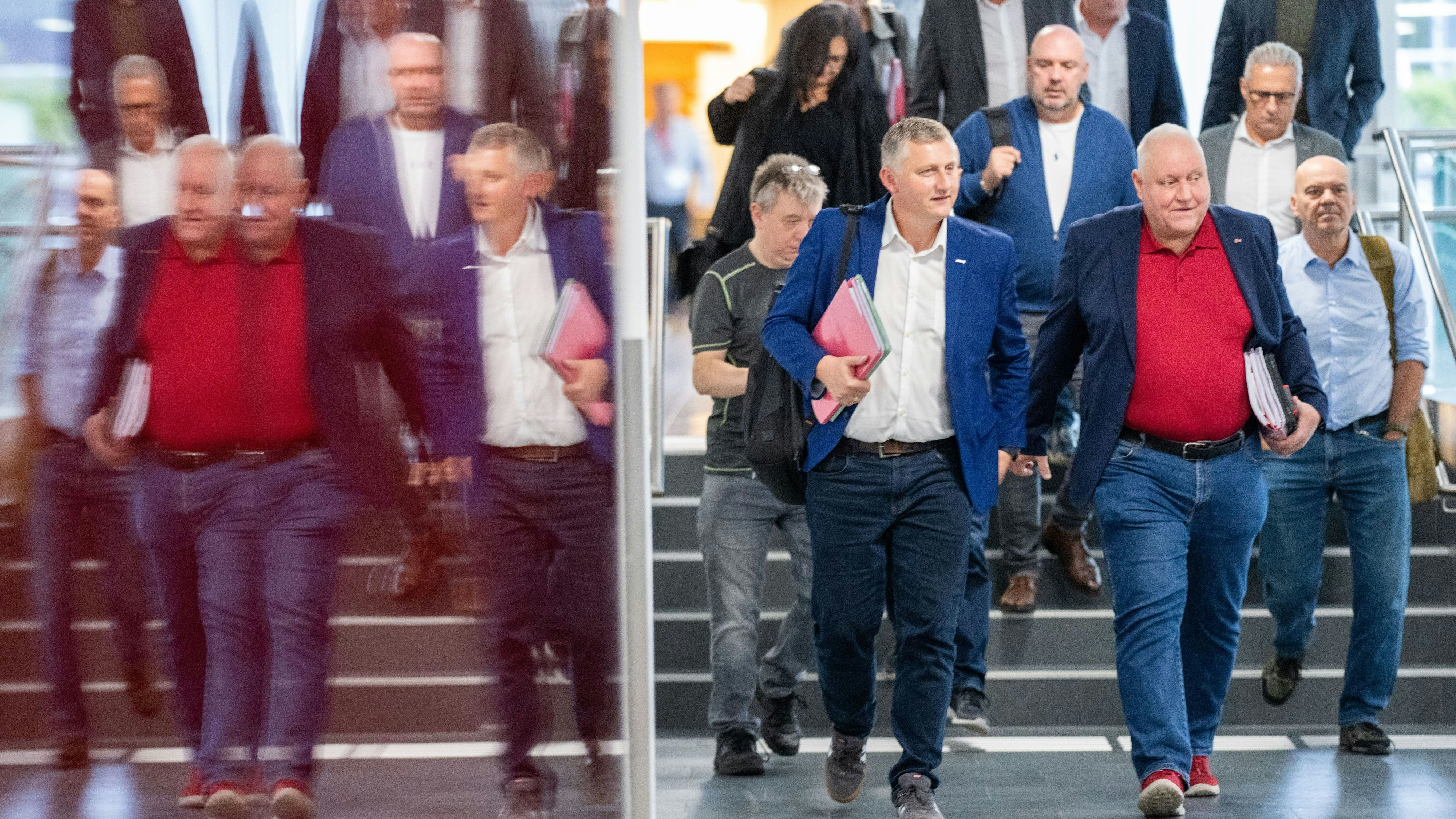 Die Chefverhandler der Gewerkschaften Reinhold Binder (PRO-GE) und Karl Dürtscher (Gewerkschaft GPA) am Freitag, 20. Oktober 2023,