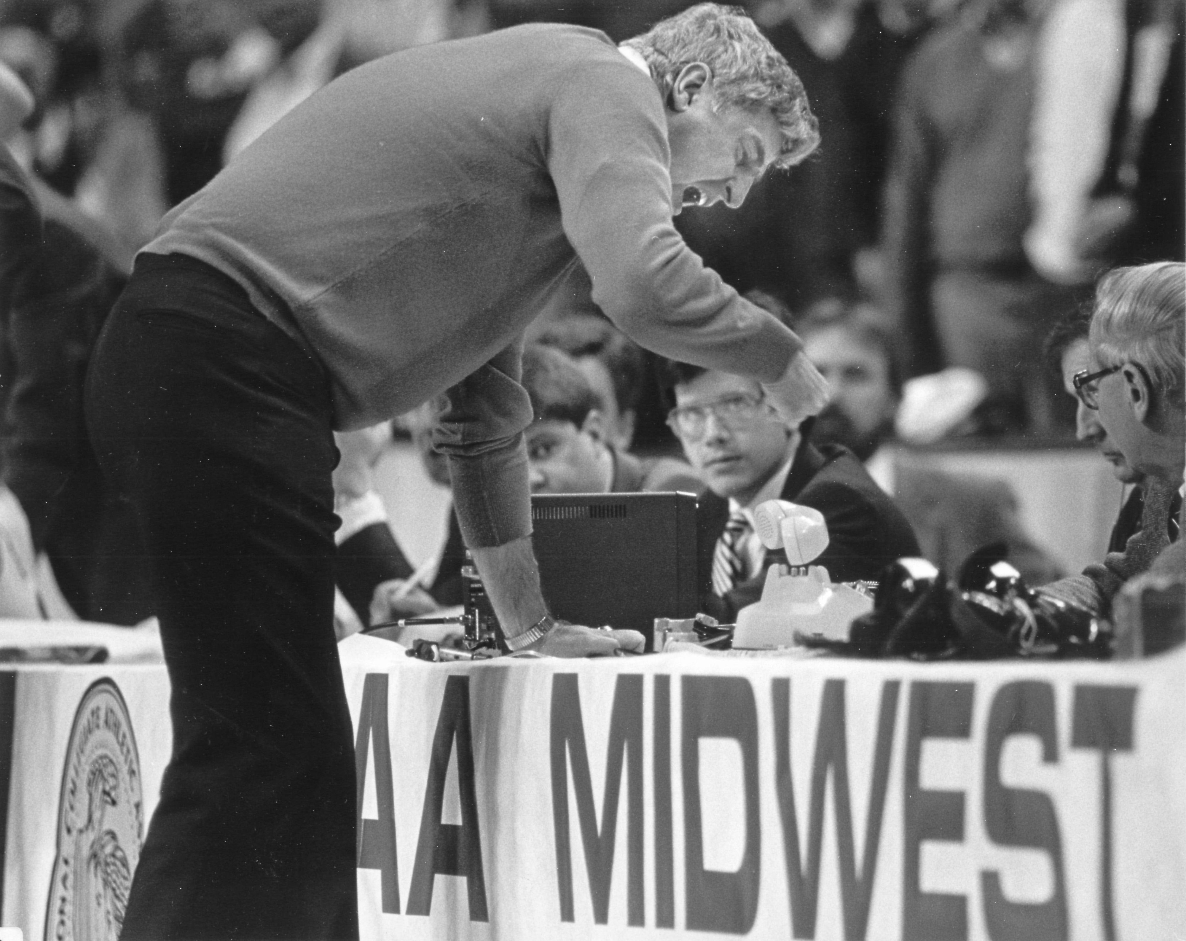 Einer der vielen Ausraster des Basketball-Trainers.
