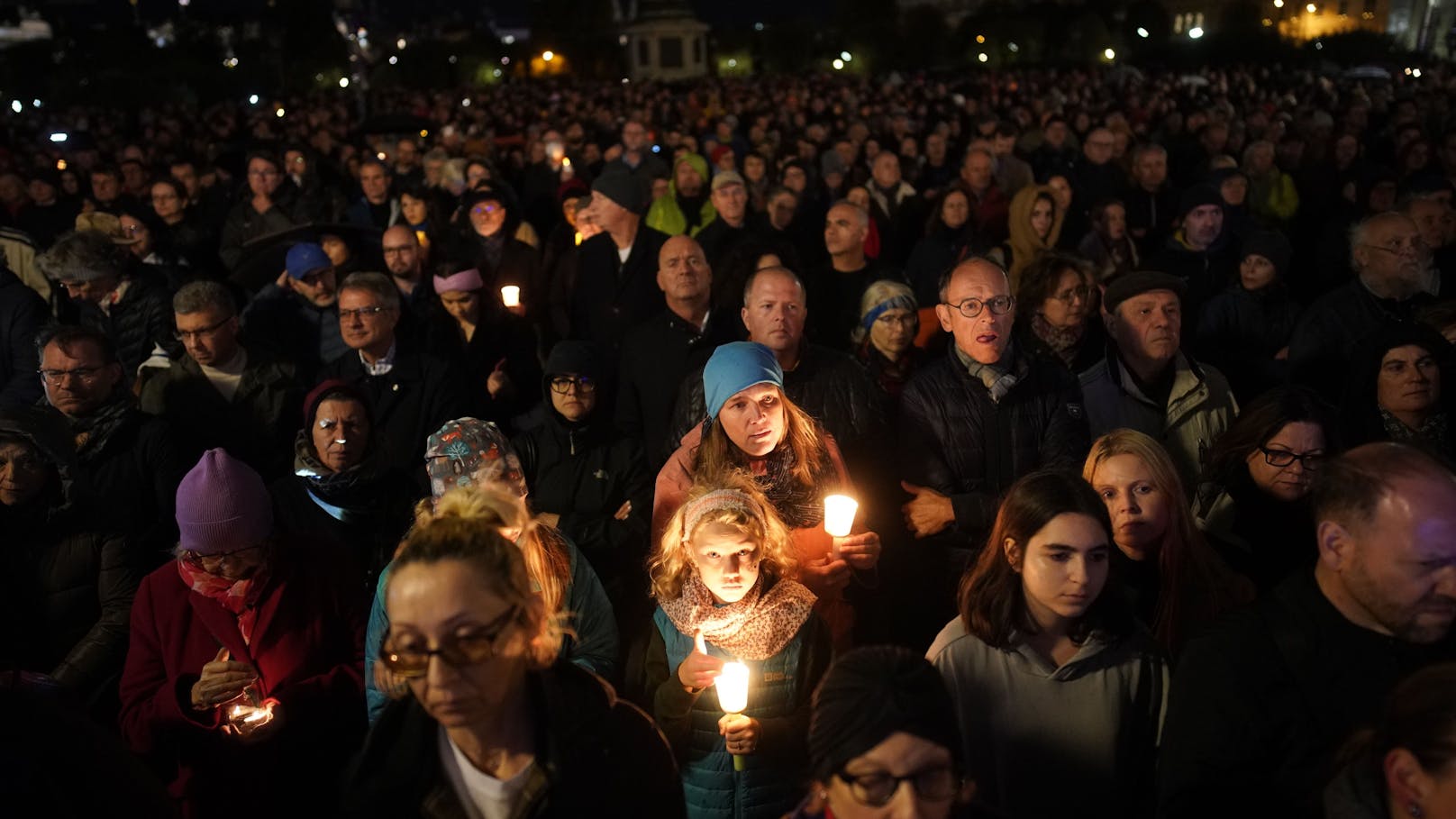 Große Mahnwache und Lichtermeer am Wiener Heldenplatz für Israel am 2. November 2023.