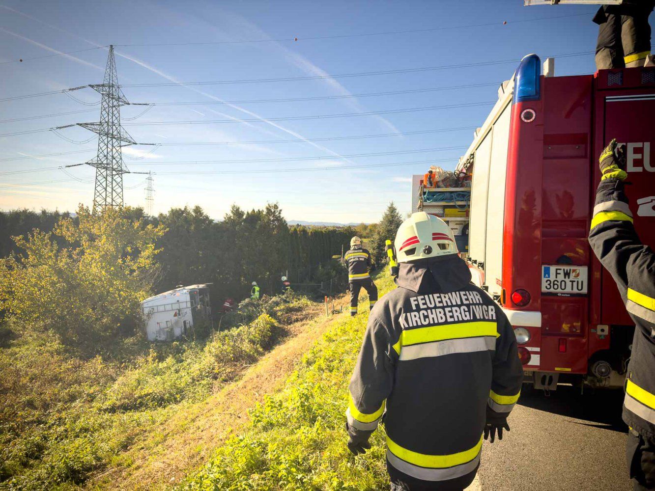Der Kastenwagen stürzte über die Böschung, kam auf der Fahrerseite zum Liegen.