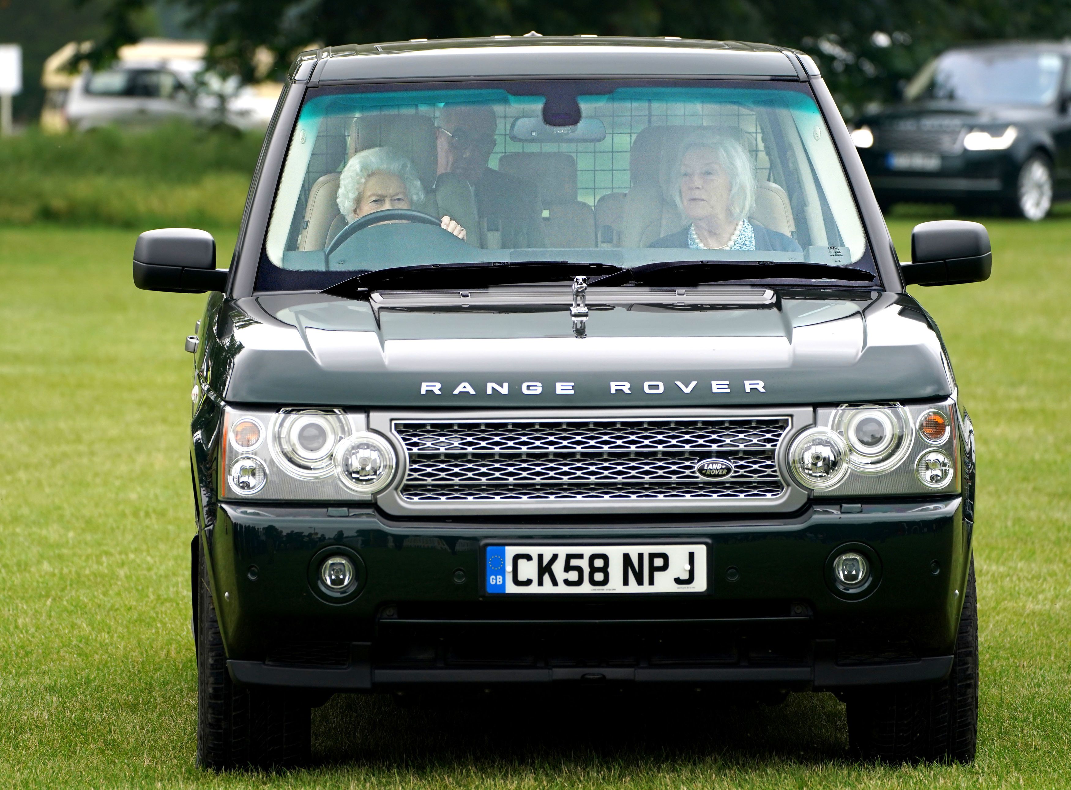 Königin Elizabeth II. in ihrem Range Rover bei der Royal Windsor Horse Show 2021 in Windsor.