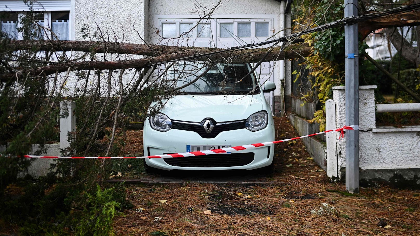 Orkan-Tief Ciarán verwüstet Frankreich: Umgestürzte Bäume in La Baule-les-Pins, Westfrankreich.