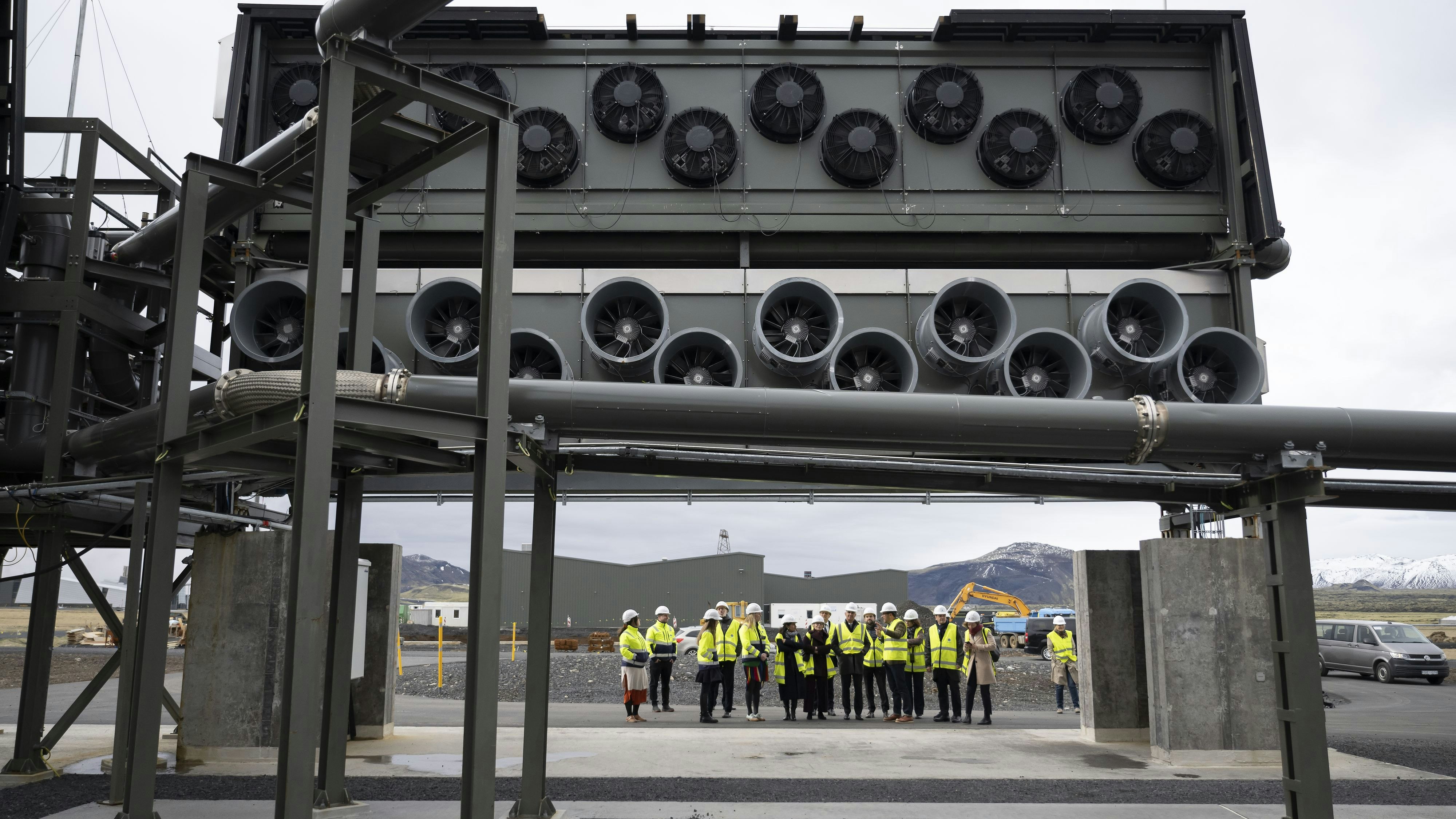 Download von www.picturedesk.com am 02.11.2023 (21:37).  Swiss Federal President Alain Berset, center, with his Swiss delegation watches the fans with filters of Swiss company Climeworks during a visit to Orca belonging to Swiss company Climeworks, the world's first large-scale carbon dioxide capture plant, which extracts carbon dioxide directly from the air and deposits it underground, near Hellisheidi Power Plant, near Reykjavik, Iceland, on Tuesday, May 16, 2023. (KEYSTONE/Anthony Anex) - 20230516_PD5091 - Rechteinfo: Rights Managed (RM)