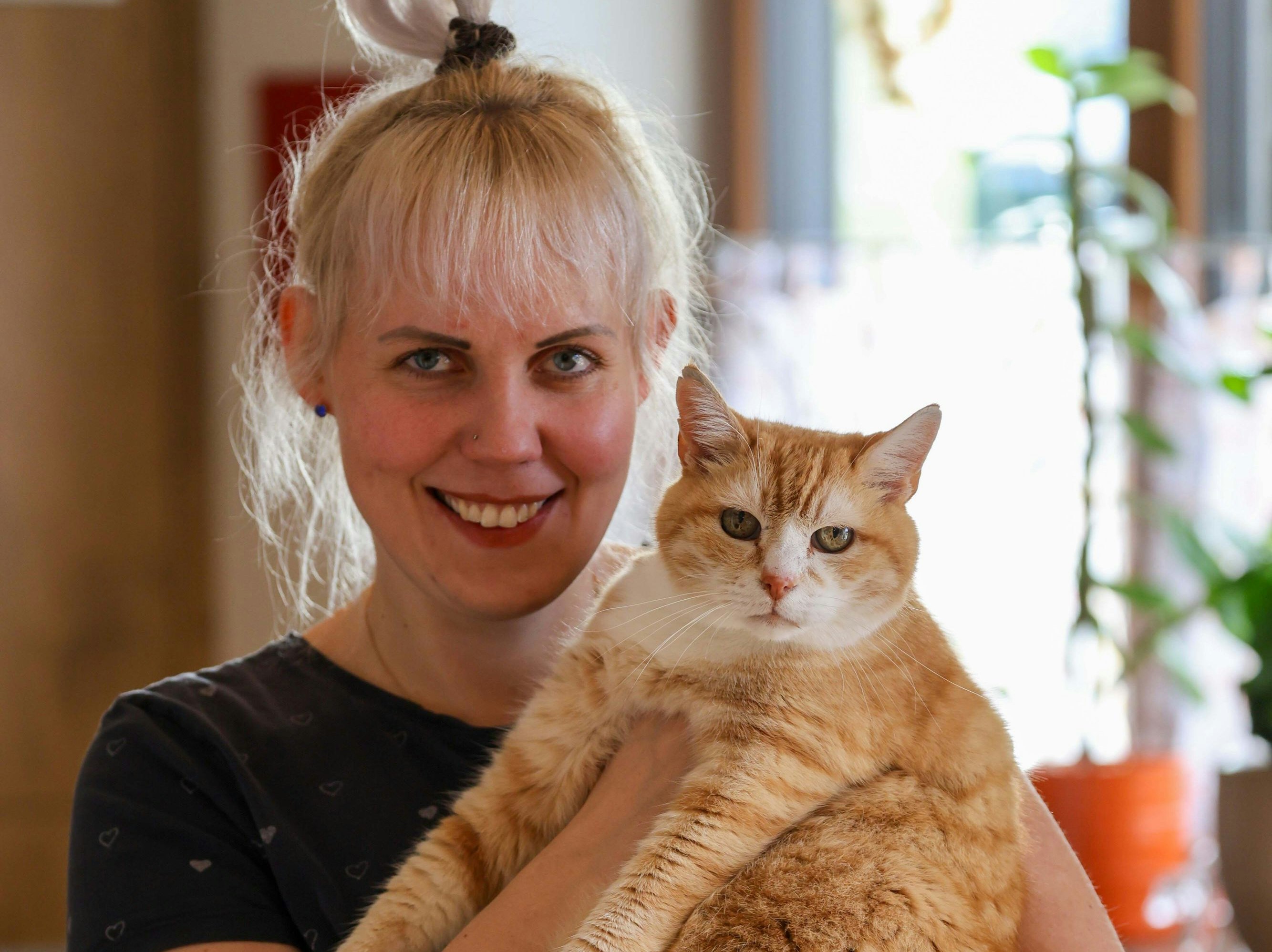 29.10.2023, Eggelsberg, AUT, Fototermin, Unterwegs in Oberoesterreich, Fototermin, Älteste Katze, im Bild die Katze Michi, Kristin Peter, Pressefoto Scharinger © 2023, PhotoCredit D. Scharinger 