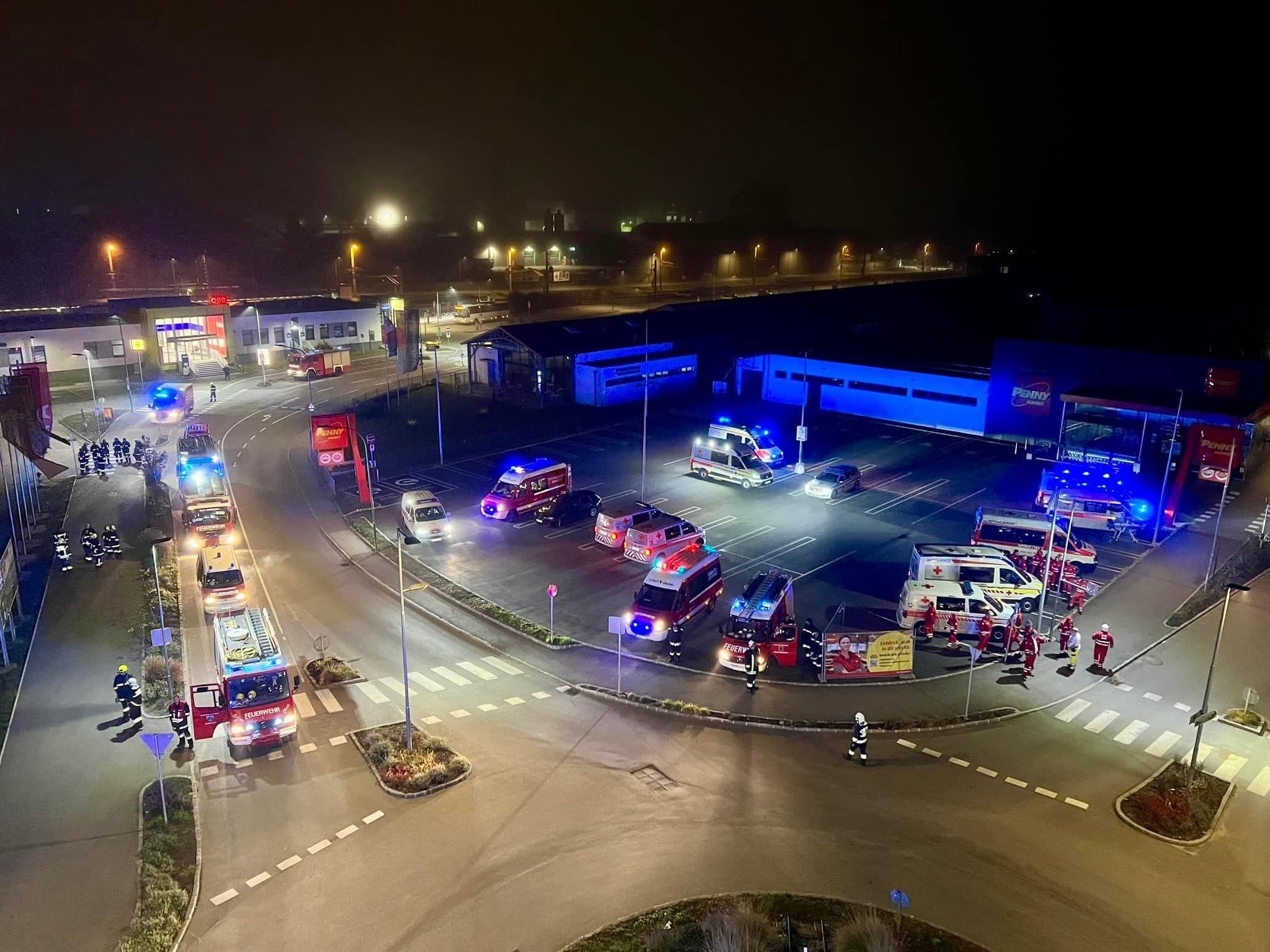 Zahlreiche Einsatzfahrzeuge wurden zum vermeintlichen Brandort beordert.