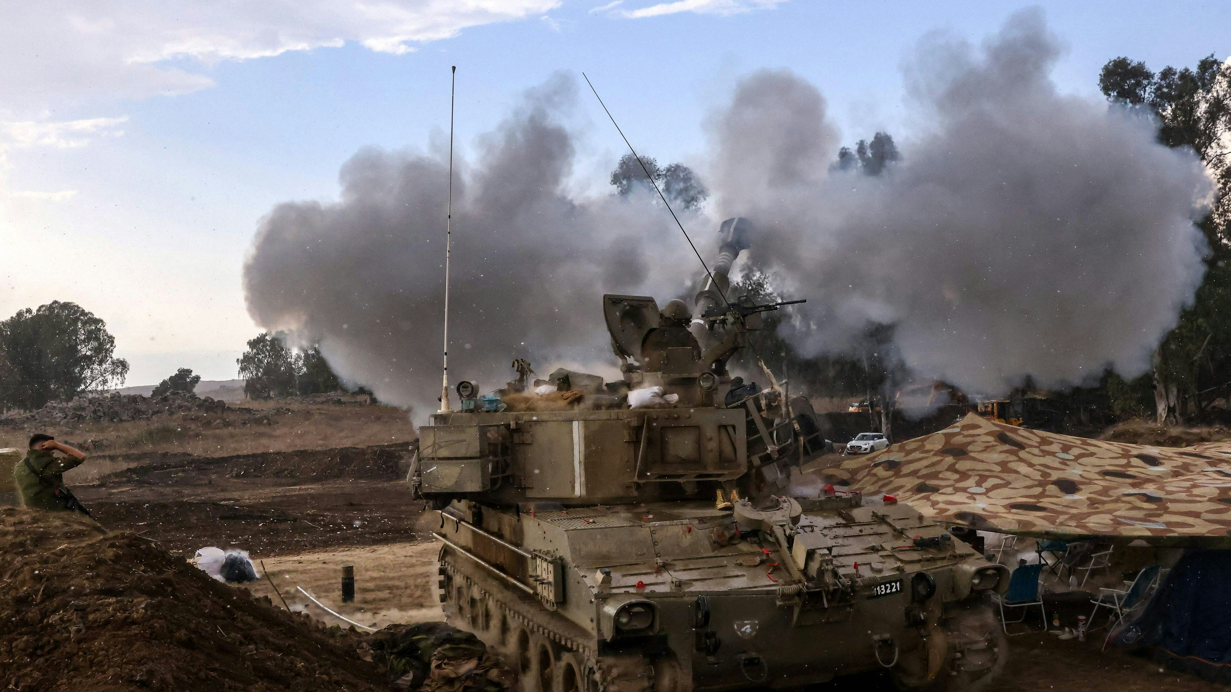 Download von www.picturedesk.com am 02.11.2023 (17:02).  An Israeli artillery unit fires during a military drill in the annexed Golan Heights near the border with Lebanon on November 2, 2023. Lebanon's southern border has seen tit-for-tat exchanges, mainly between Israel and Hamas ally Hezbollah, since Hamas militants launched an unprecedented October 7 attack on Israel from the Gaza Strip. (Photo by Jalaa MAREY / AFP) - 20231102_PD8077 - Rechteinfo: Rights Managed (RM) Nur für redaktionelle Nutzung! Werbliche Nutzung erfordert Freigabe: bitte schicken Sie uns eine Anfrage.